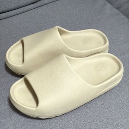 Yeezy Slide (イージー スライド) 人気の新作/中古通販【スニーカー Yeezy Slide (イージー スライド) 人気の新作/中古通販【スニーカー