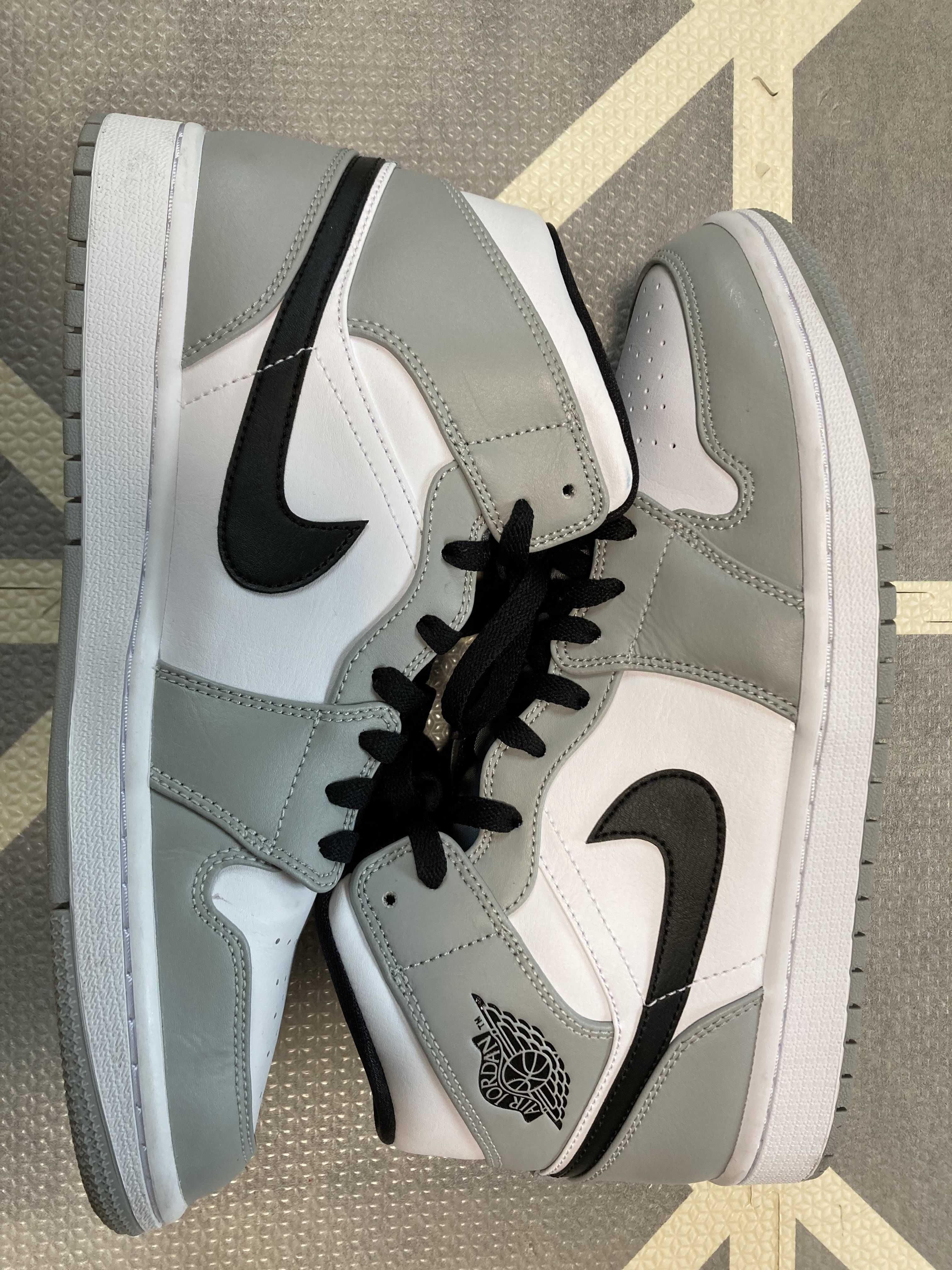 Nike Air Jordan 1 Mid "Light Smoke Grey/White/Black"