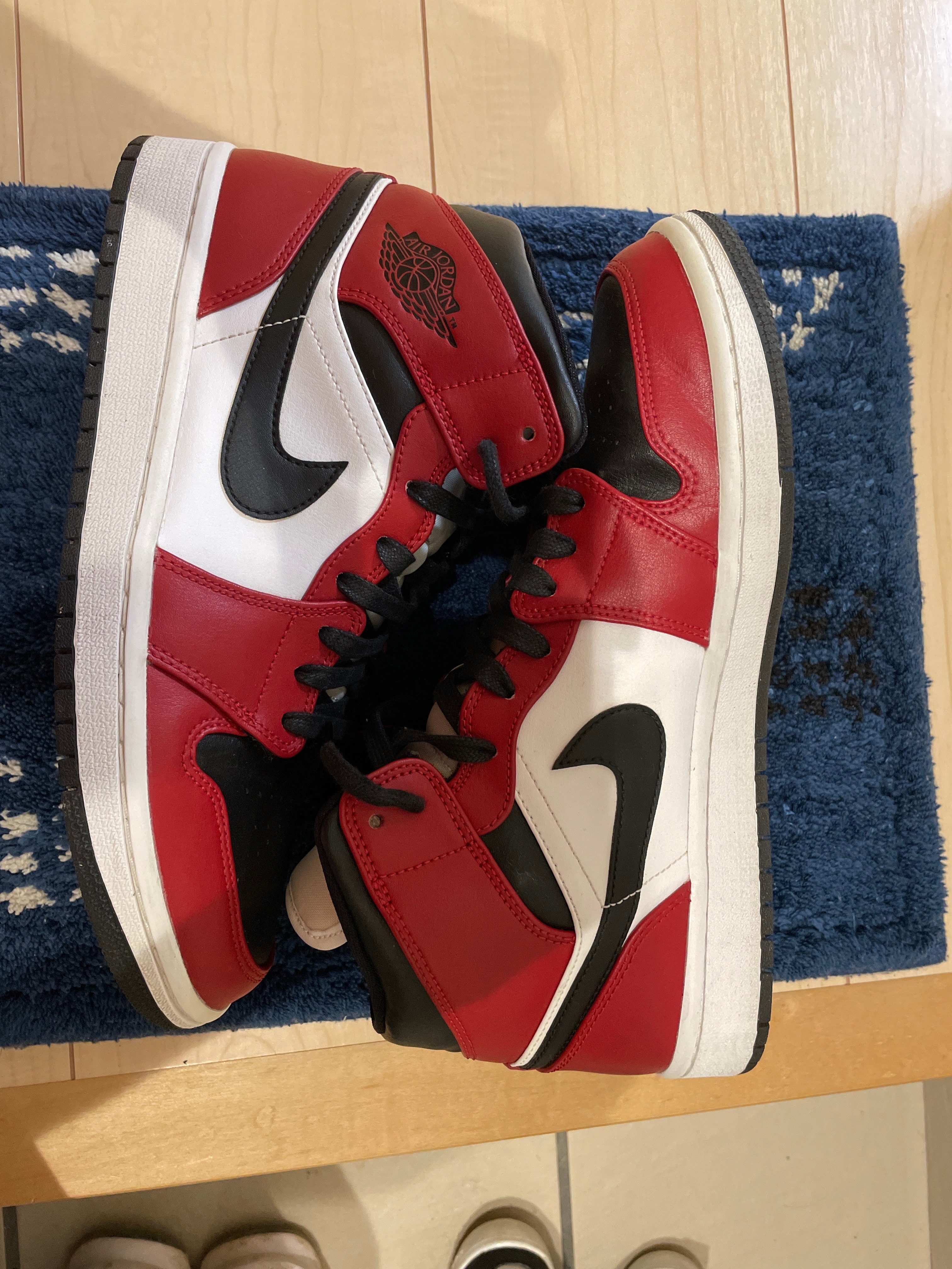 Nike Air Jordan 1 Mid "Chicago Black Toe"