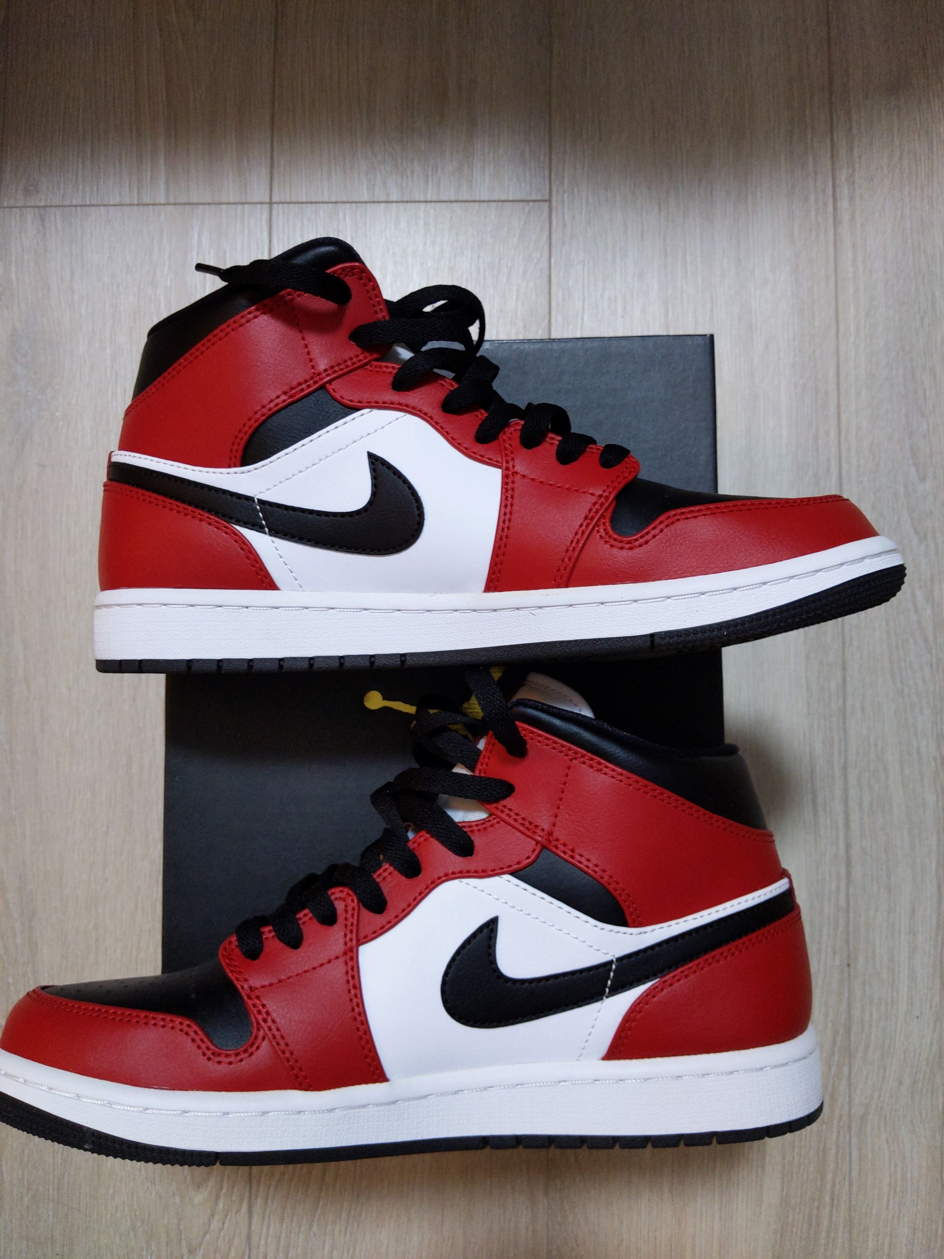 Nike Air Jordan 1 Mid "Chicago Black Toe"