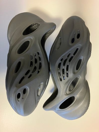 adidas YEEZY Foam Runner "Carbon"