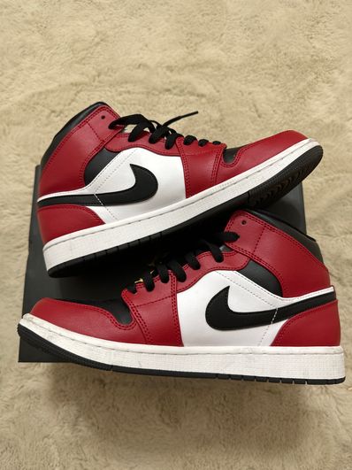Nike Air Jordan 1 Mid "Chicago Black Toe"