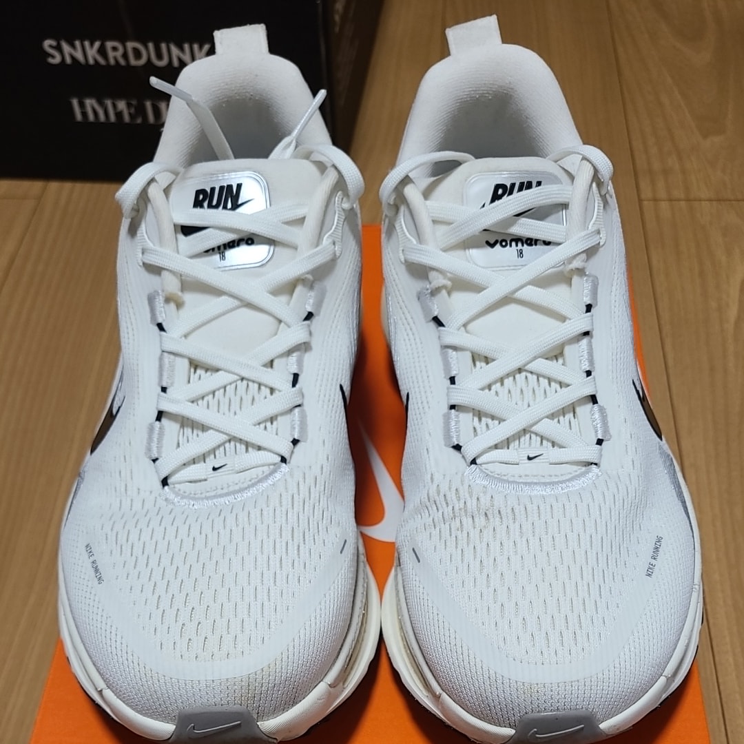 ナイキ ボメロ18 "サミットホワイト/ブラック/ココナッツミルク"
