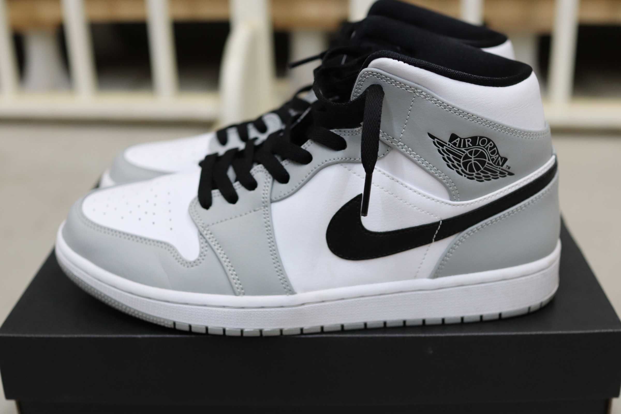 Nike Air Jordan 1 Mid "Light Smoke Grey/White/Black"