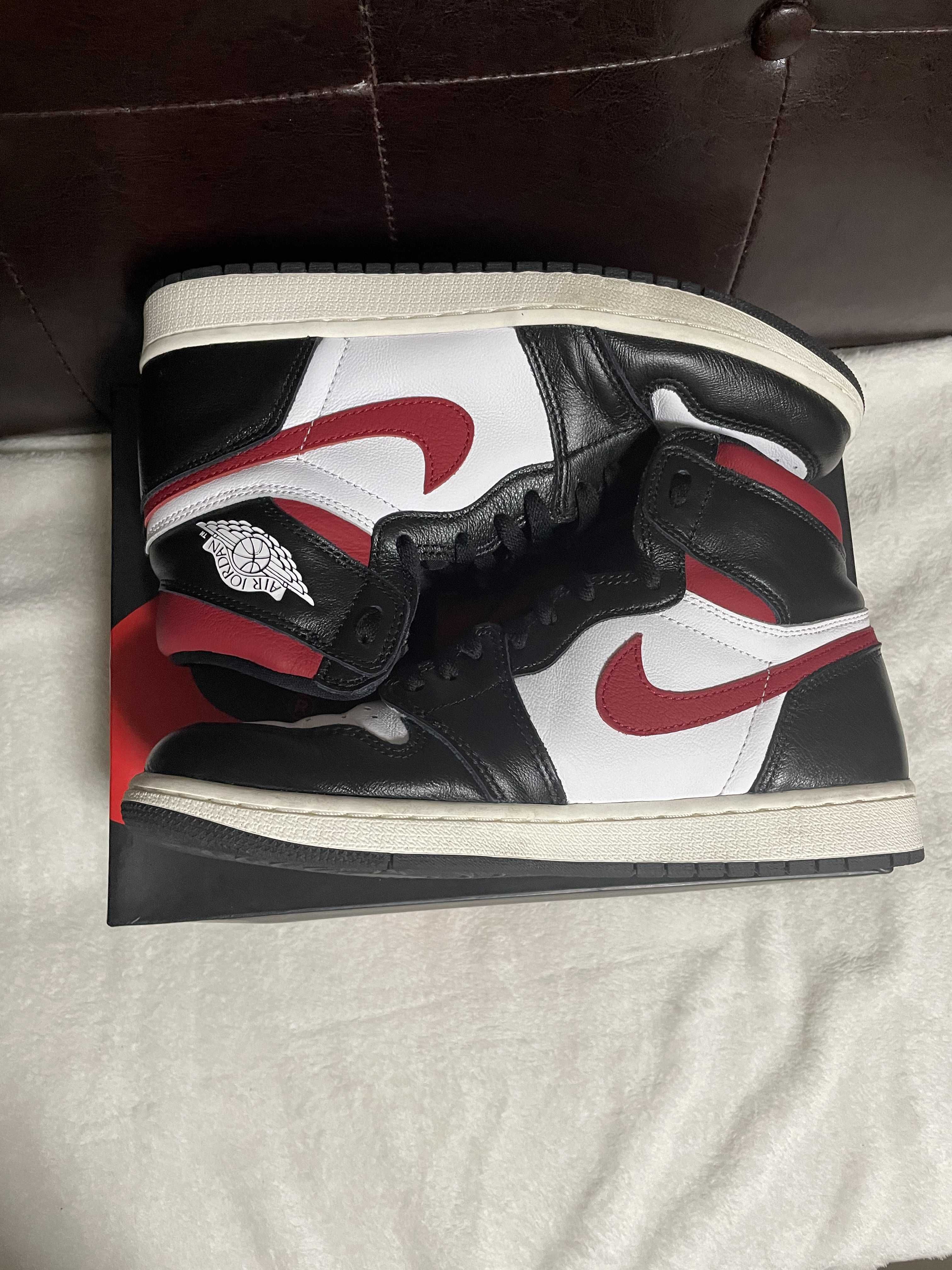 Nike Air Jordan 1 Retro High "Black/White/Sail/Gym Red"