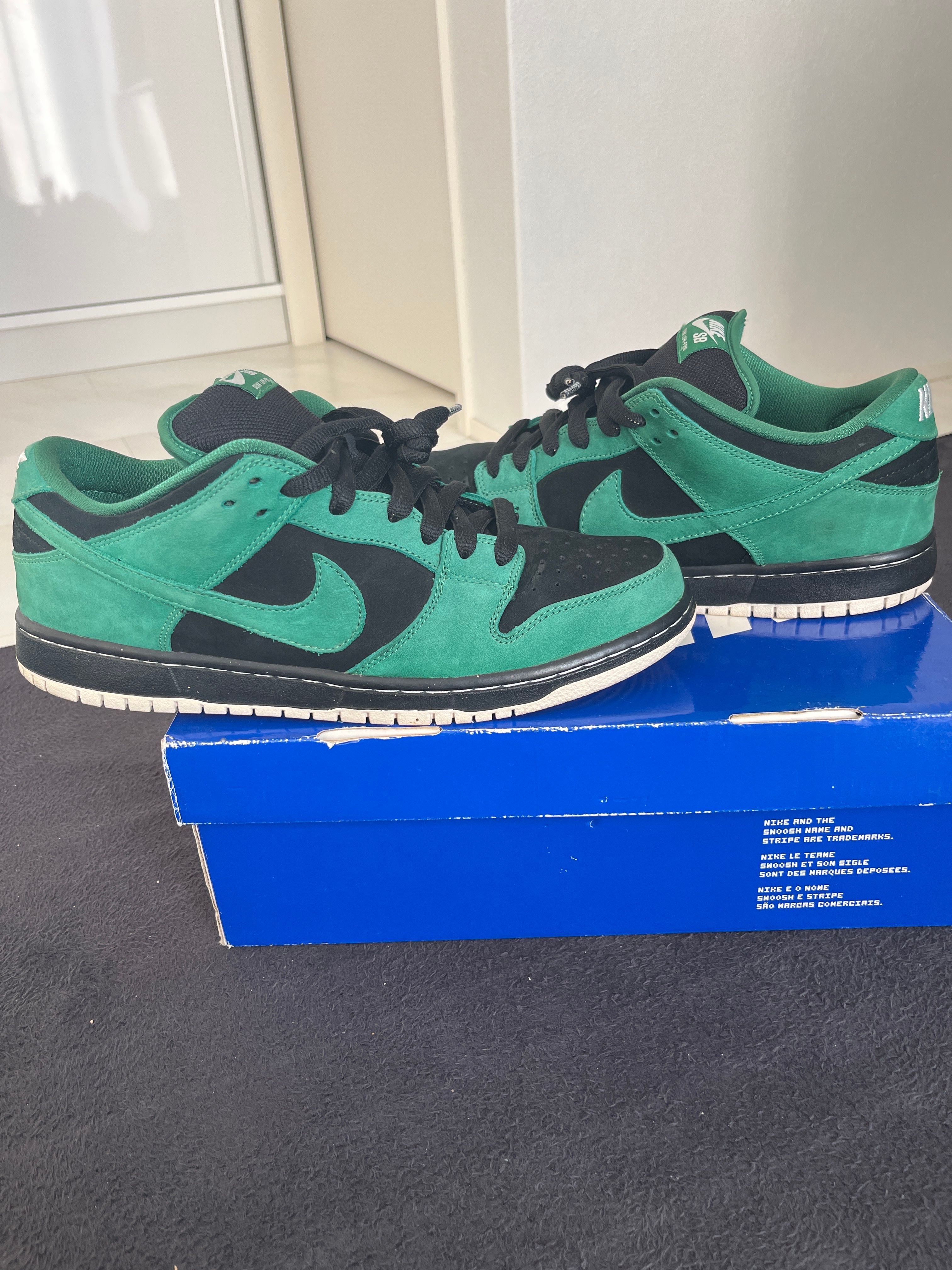 Nike SB Dunk Low "Black/Pine Green"