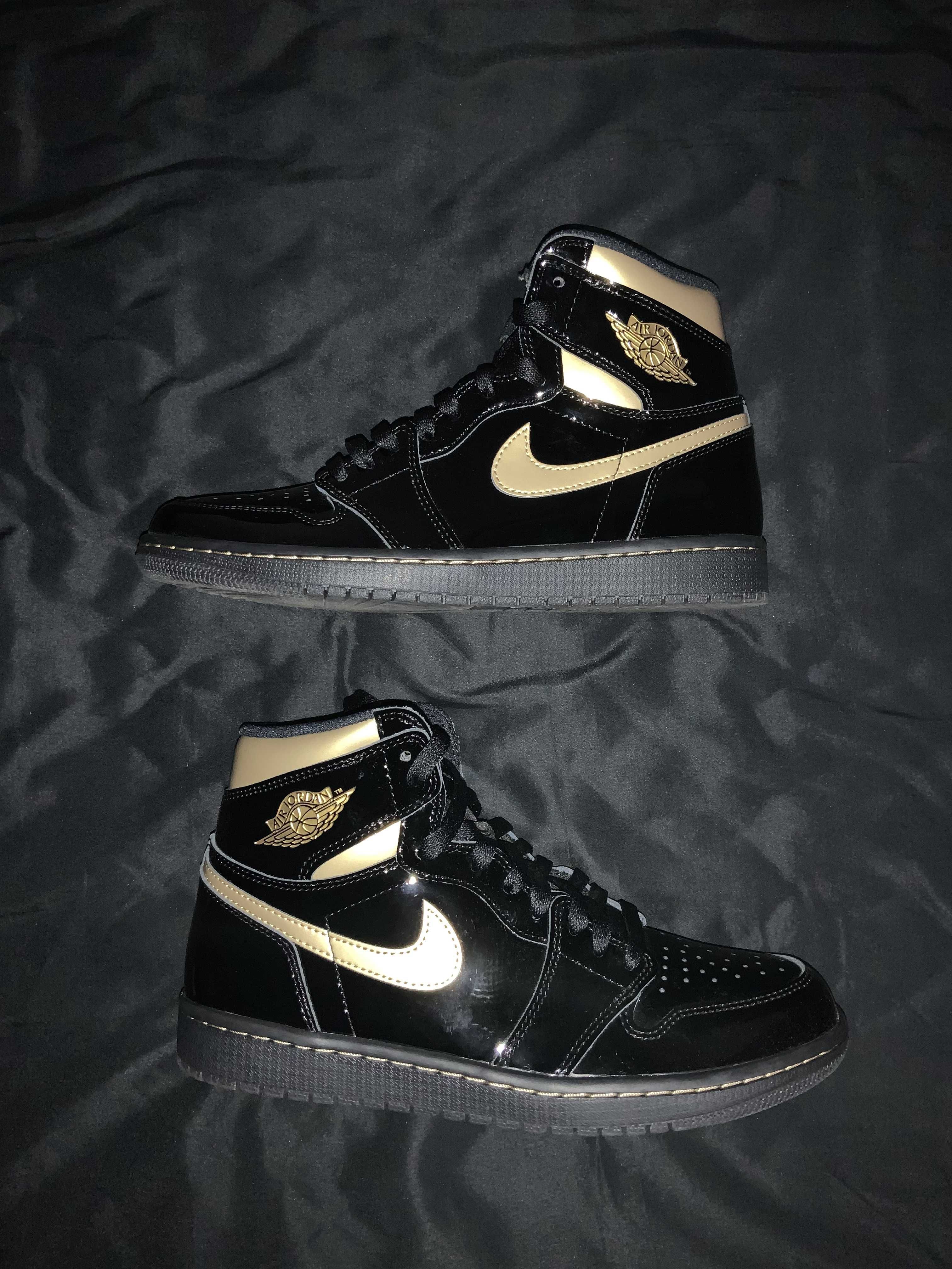 Nike Air Jordan 1 High OG "Black-Metalic Gold"