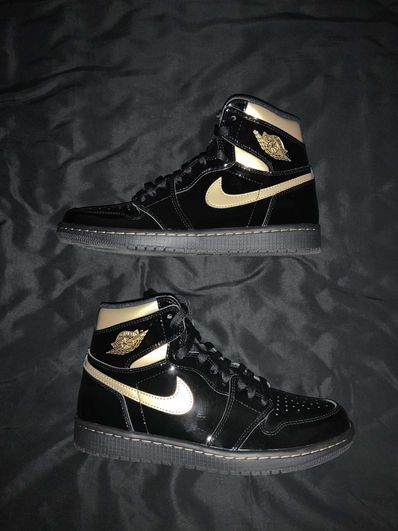 Nike Air Jordan 1 High OG "Black-Metalic Gold"