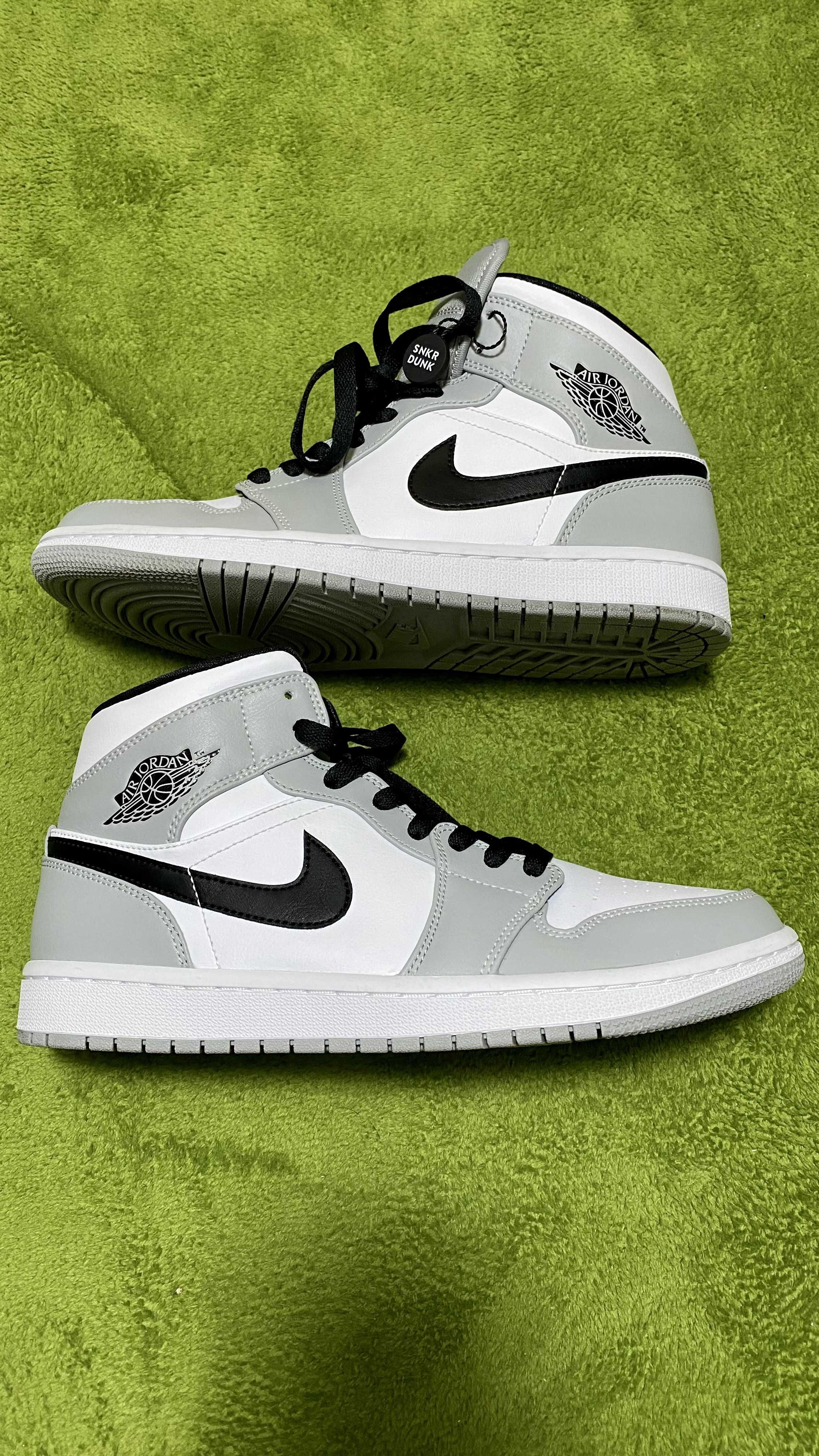 Nike Air Jordan 1 Mid "Light Smoke Grey/White/Black"