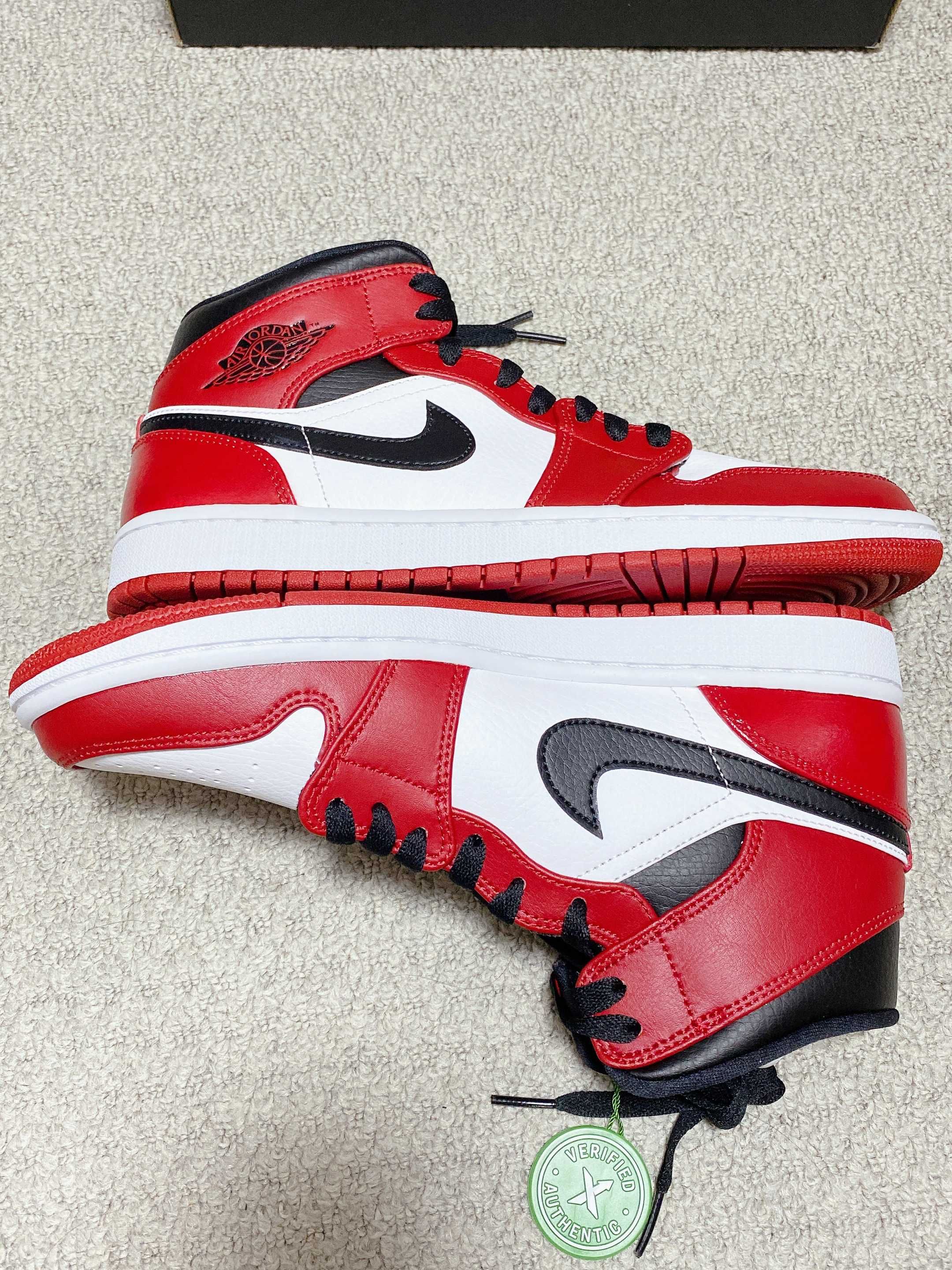 Nike Air Jordan 1 Mid "Chicago Black Toe"