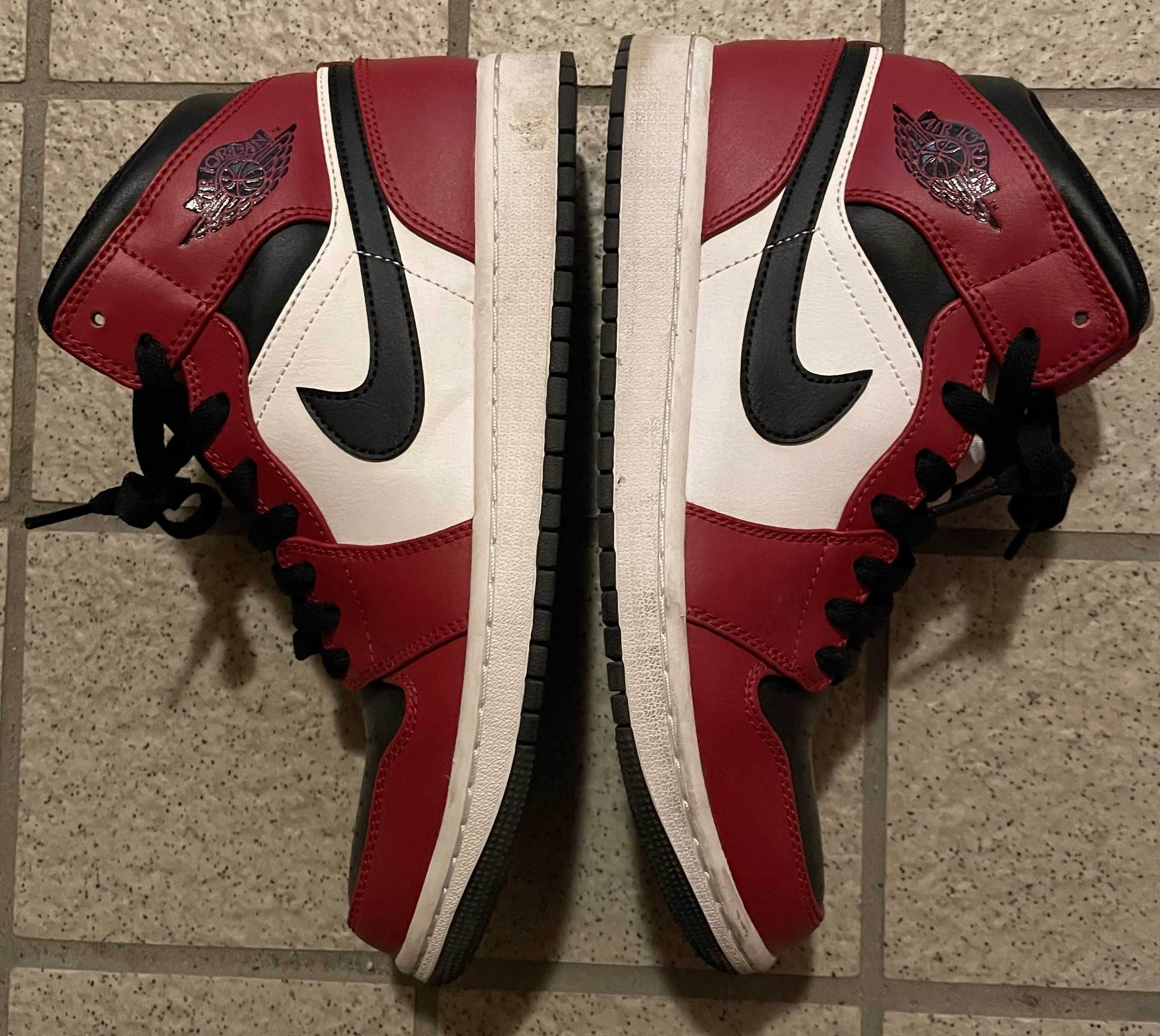 Nike Air Jordan 1 Mid "Chicago Black Toe"