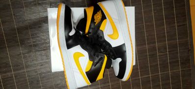 Nike Women's Air Jordan 1 Mid SE "Laser Orange Black"