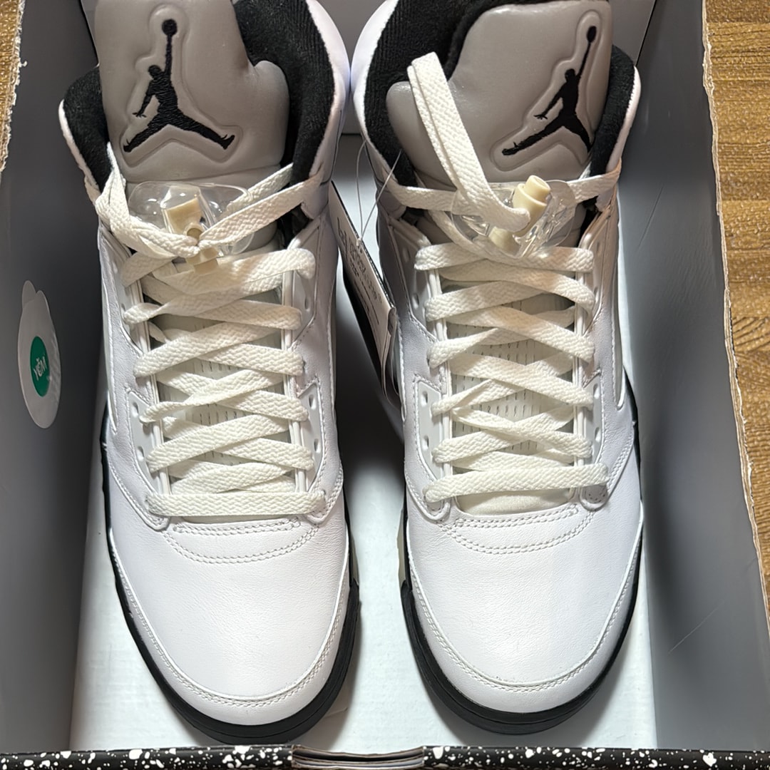 ナイキ エアジョーダン5 レトロ "ホワイト アンド ブラック"