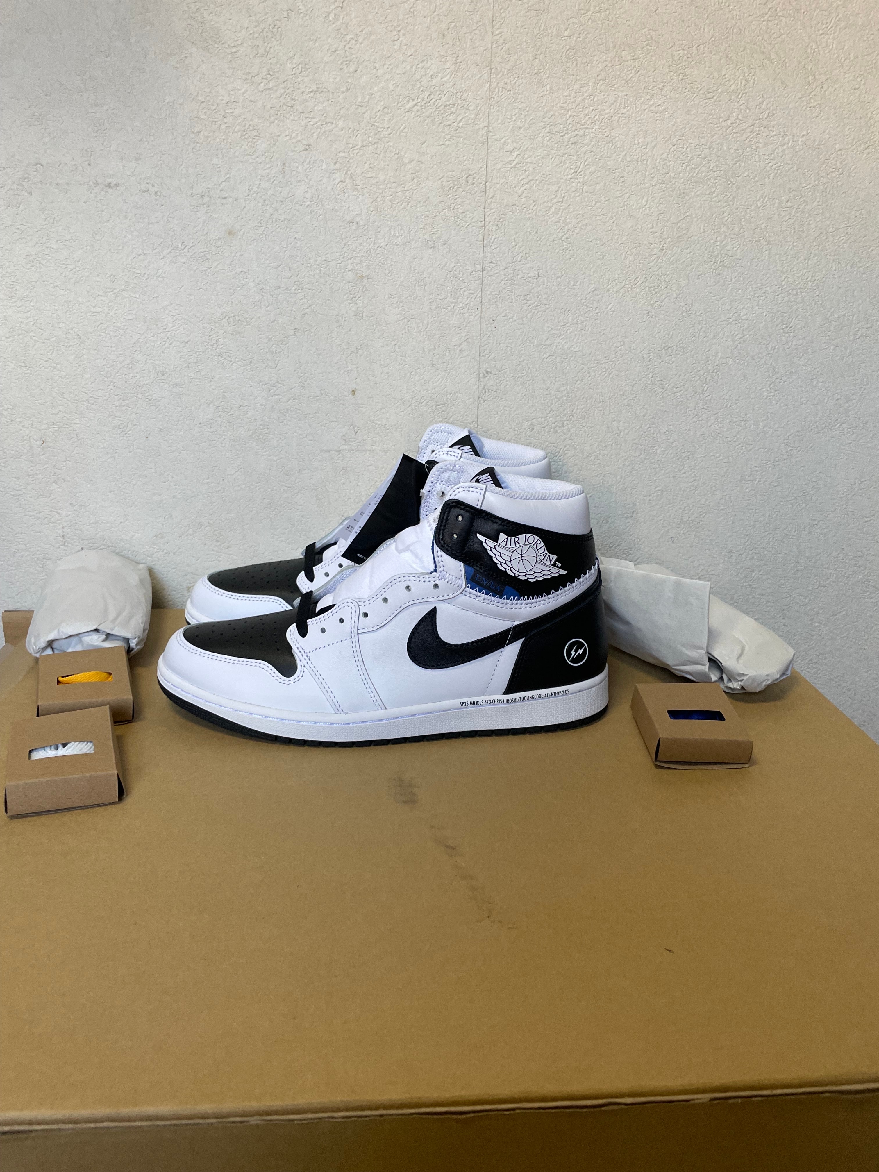 フラグメントデザイン × ユニオン × ナイキ エアジョーダン1 レトロ ハイ OG "ブラック/ホワイト"