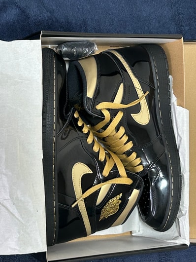 Nike Air Jordan 1 High OG "Black-Metalic Gold"