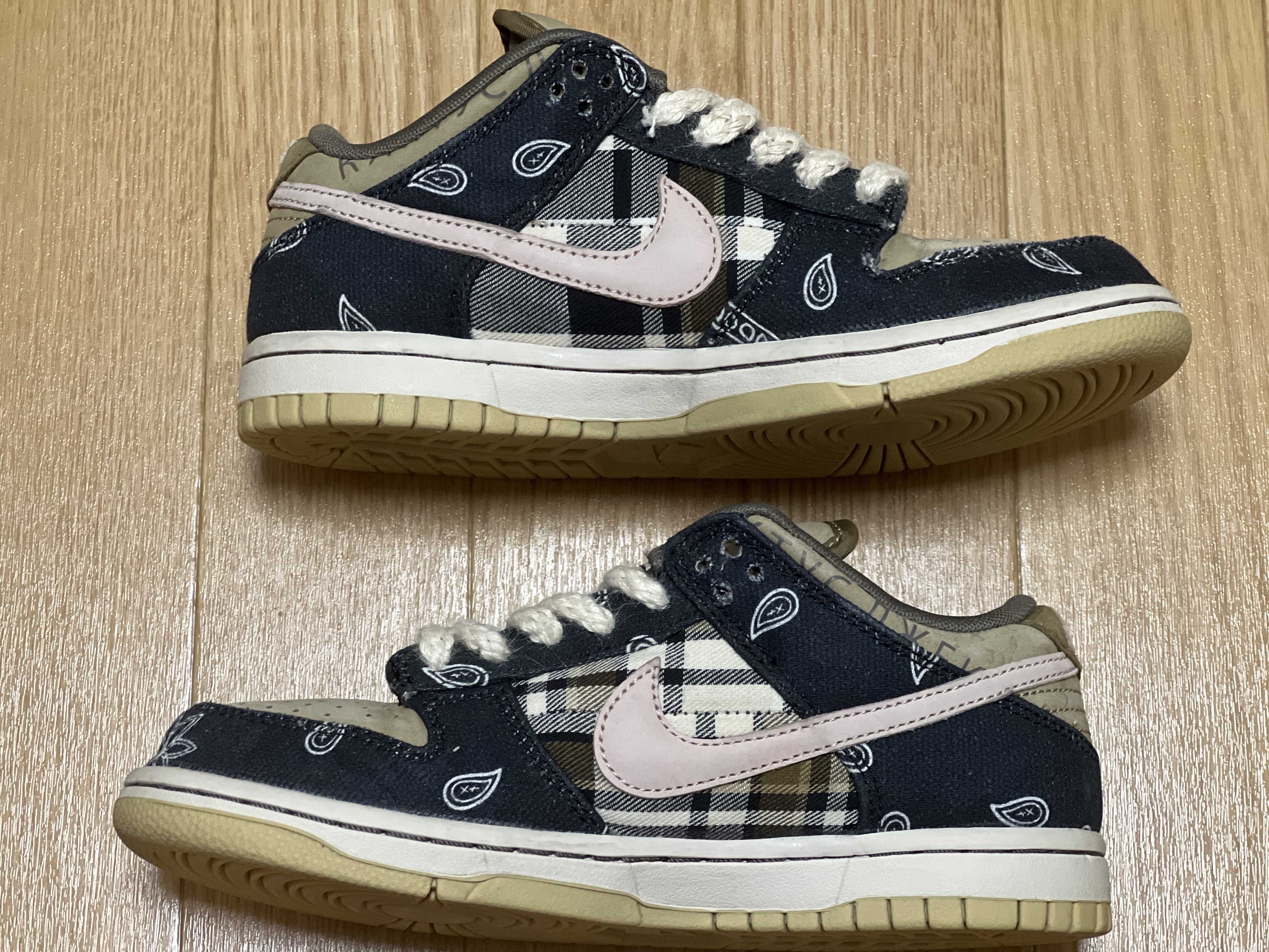 Travis Scott × Nike SB Dunk Low "Black/Parachute Beige"