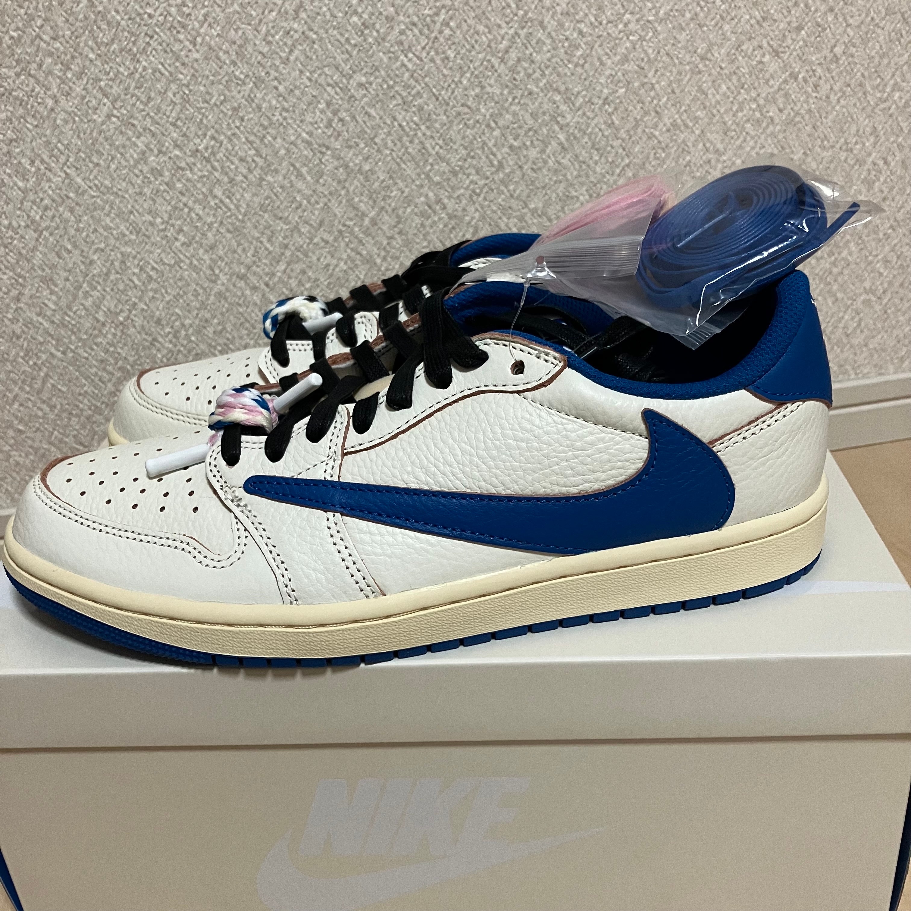 トラヴィススコット × フラグメントデザイン × ナイキ エアジョーダン1 ロー OG "セイル/ミリタリーブルー"