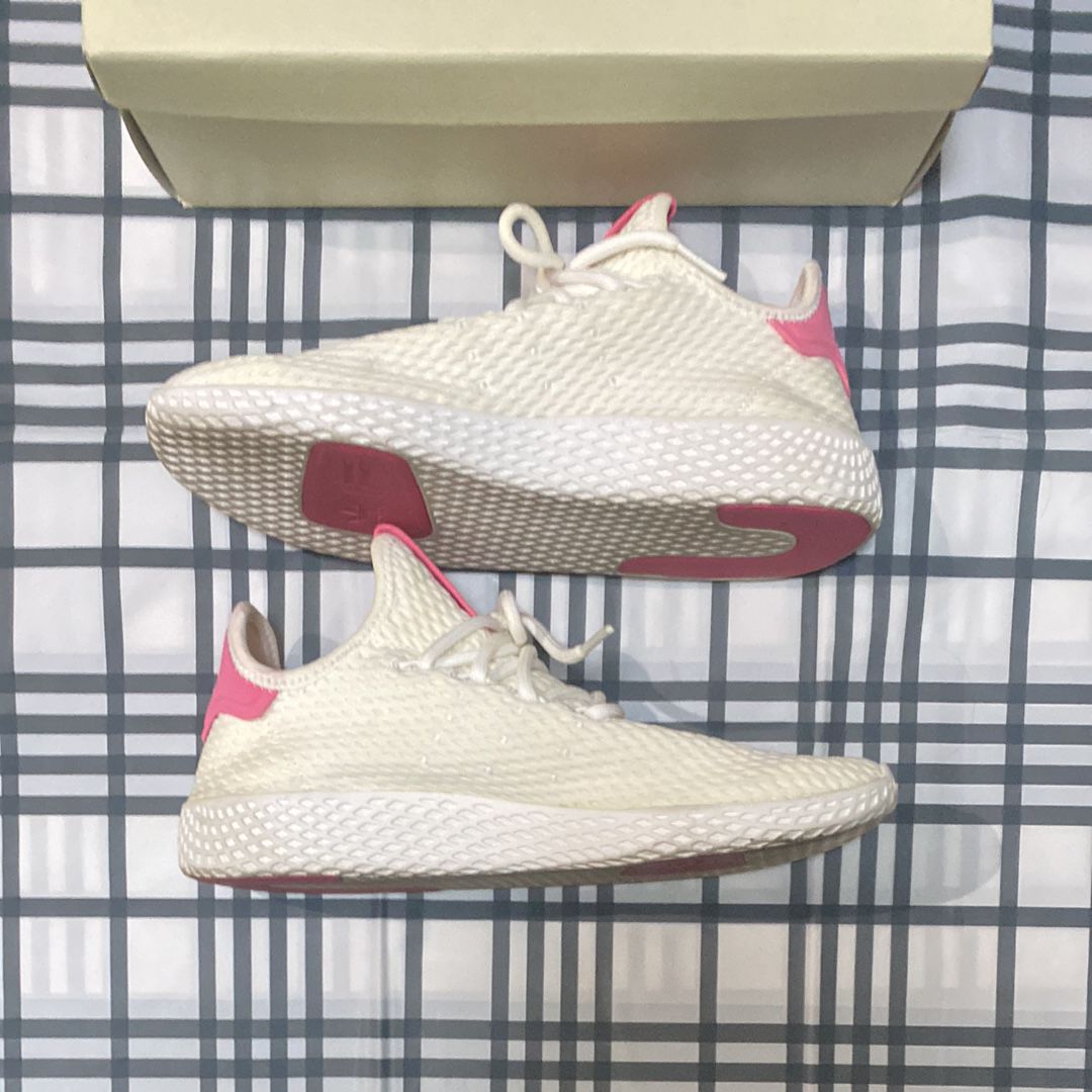 ファレル・ウィリアムス × アディダス テニスフー "セミソーラーピンク"