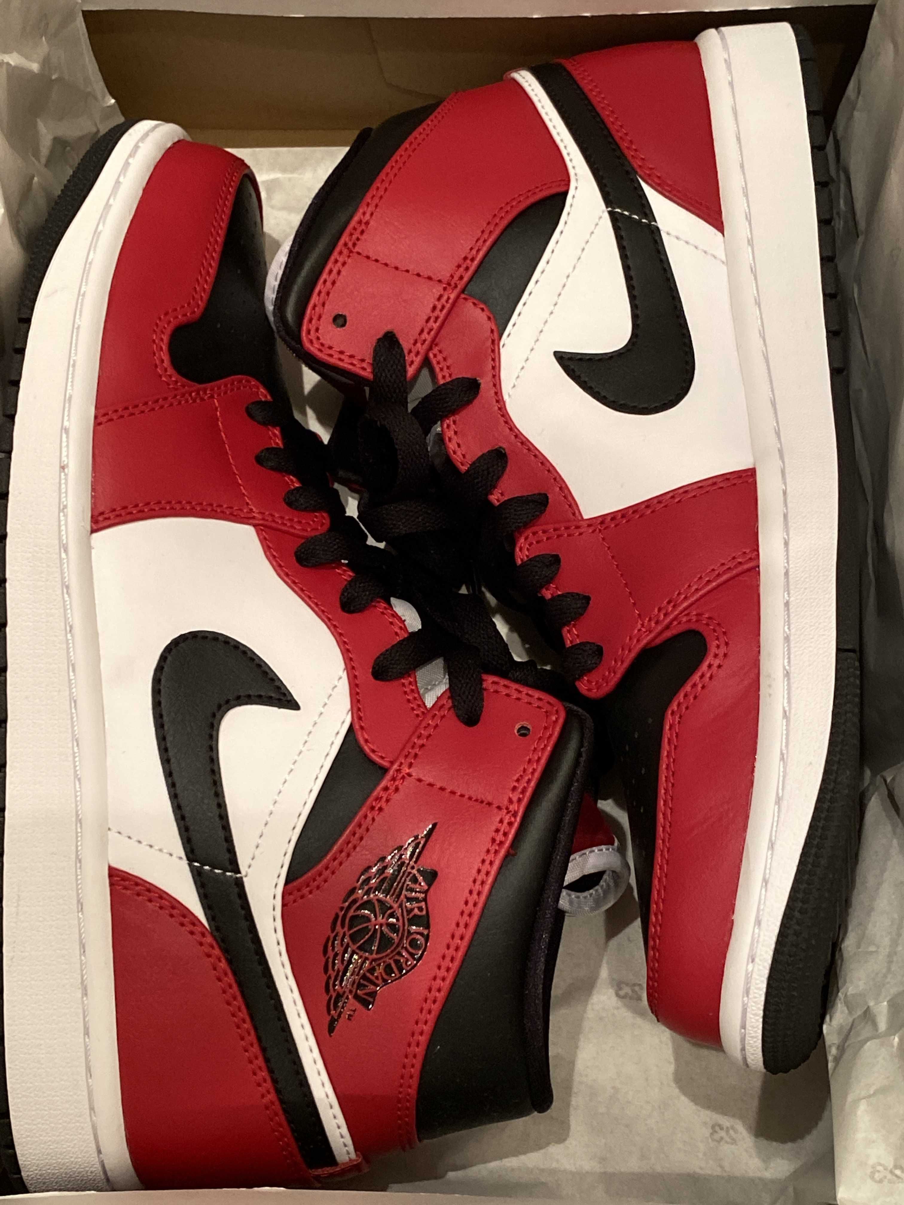 Nike Air Jordan 1 Mid "Chicago Black Toe"