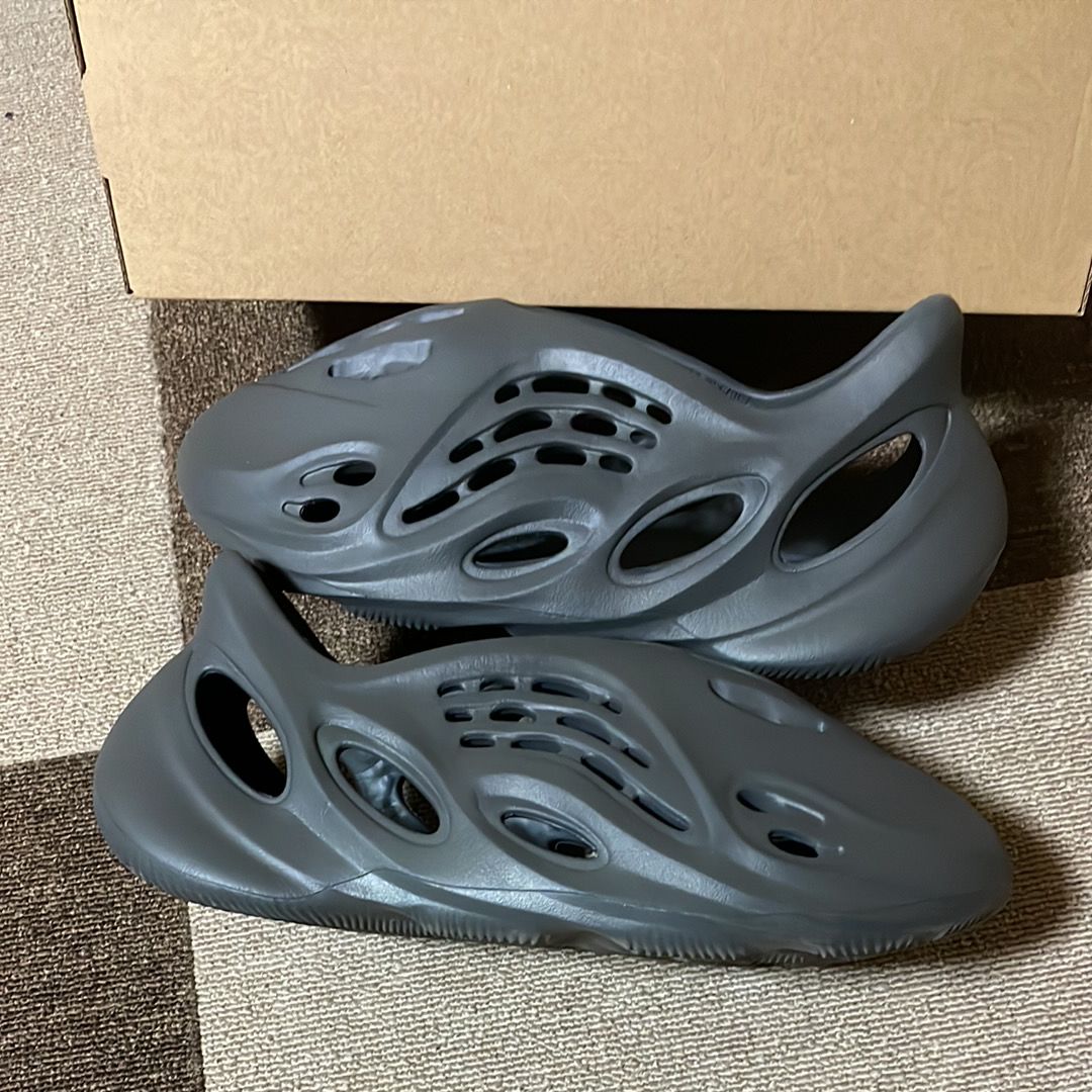 adidas YEEZY Foam Runner "Carbon"