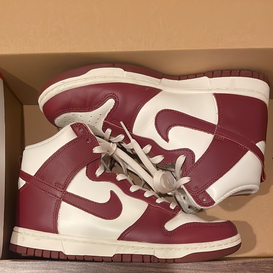 NIKE Women's DUNK HIGH "TEAM RED"