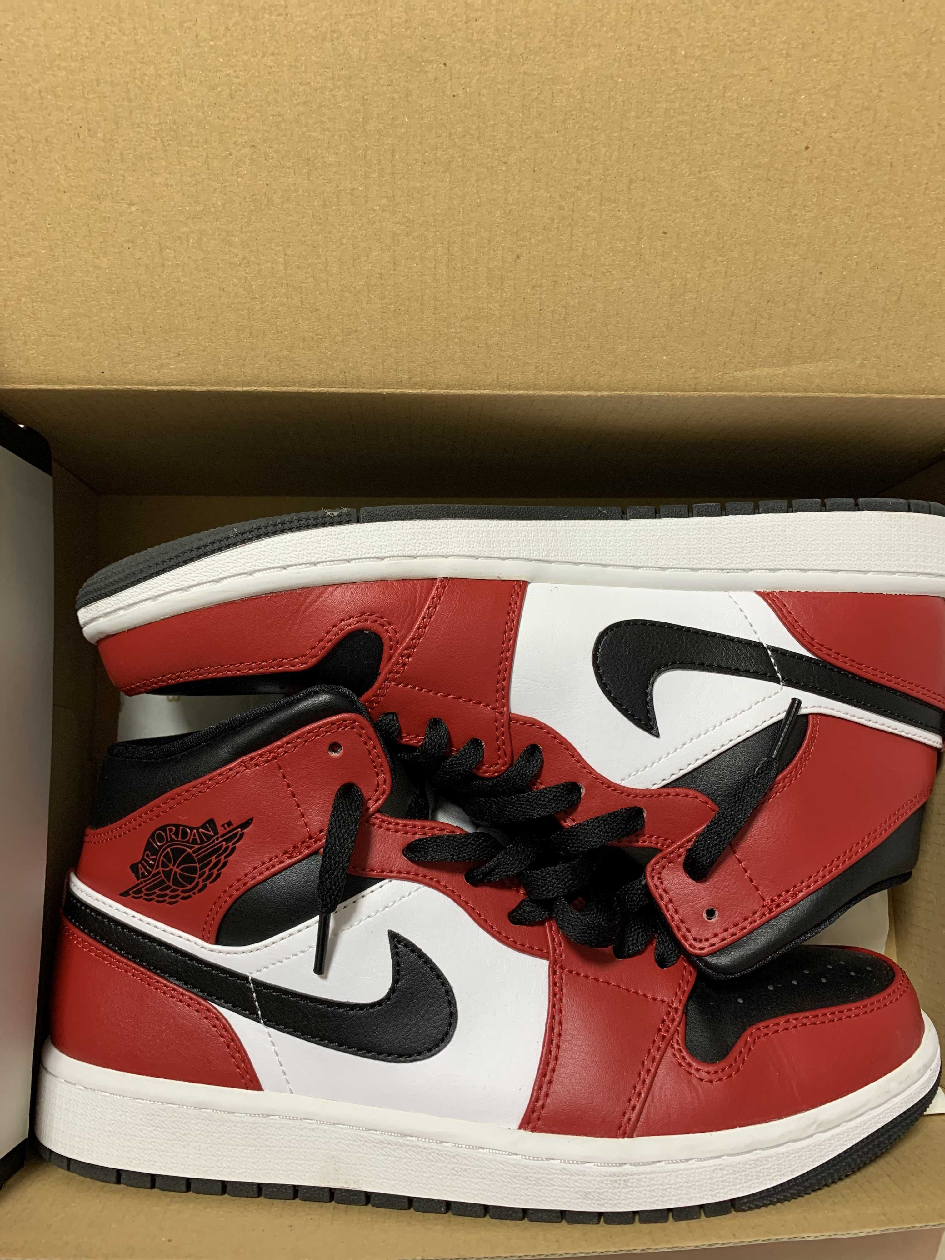 Nike Air Jordan 1 Mid "Chicago Black Toe"
