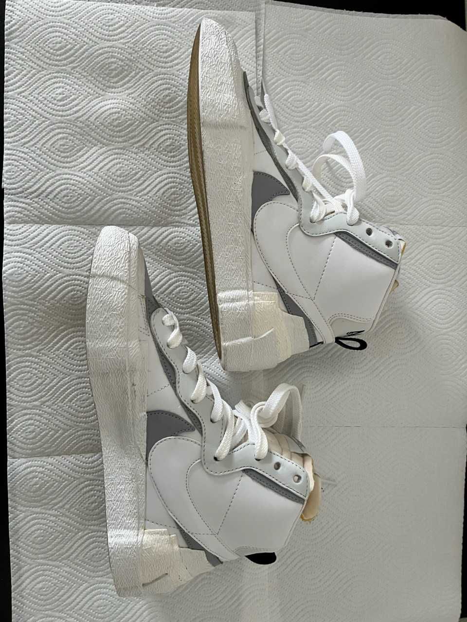 sacai × NIKE BLAZER MID "WHITE/WOLF GREY"