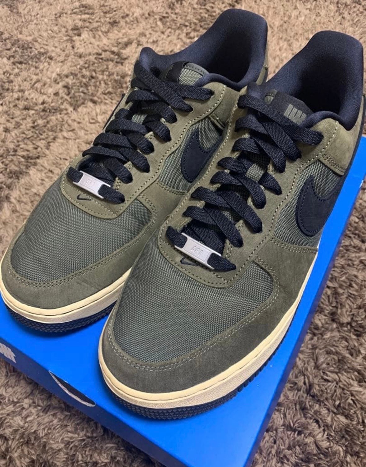 アンディフィーテッド × ナイキ エアフォース1 ロー "オリーブ"