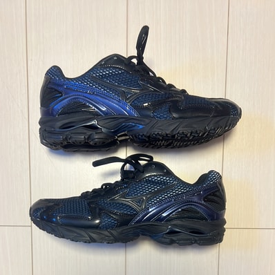 END. × Mizuno Wave Rider 10 "North Sea"