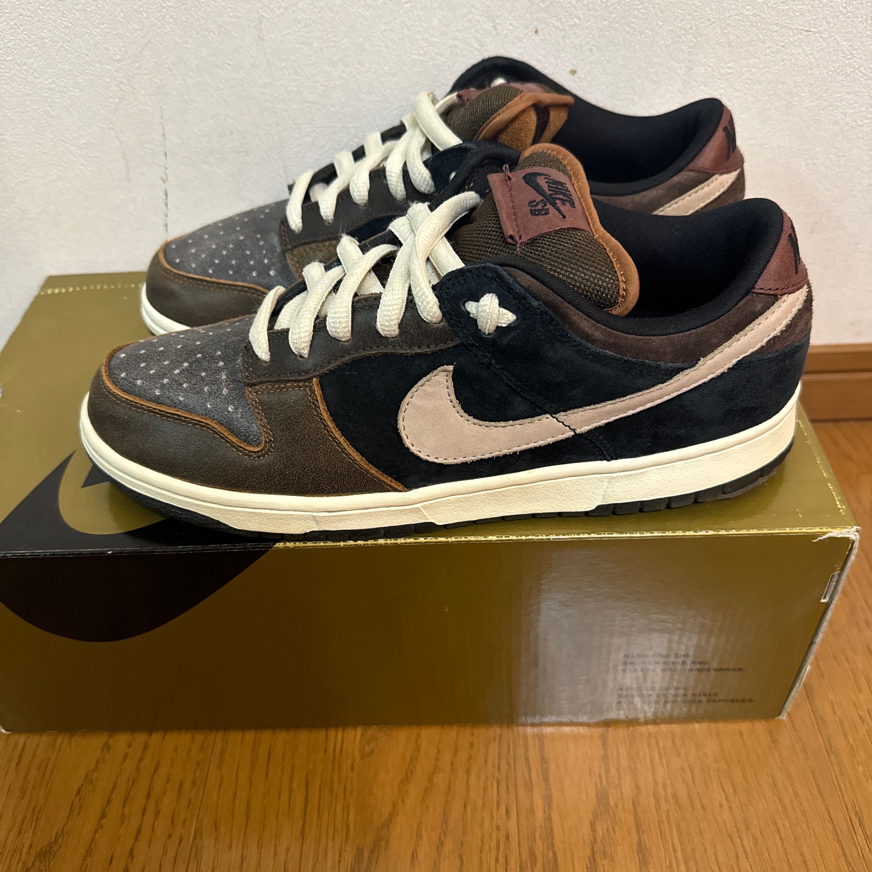 Nike SB Dunk Low "Strummer"