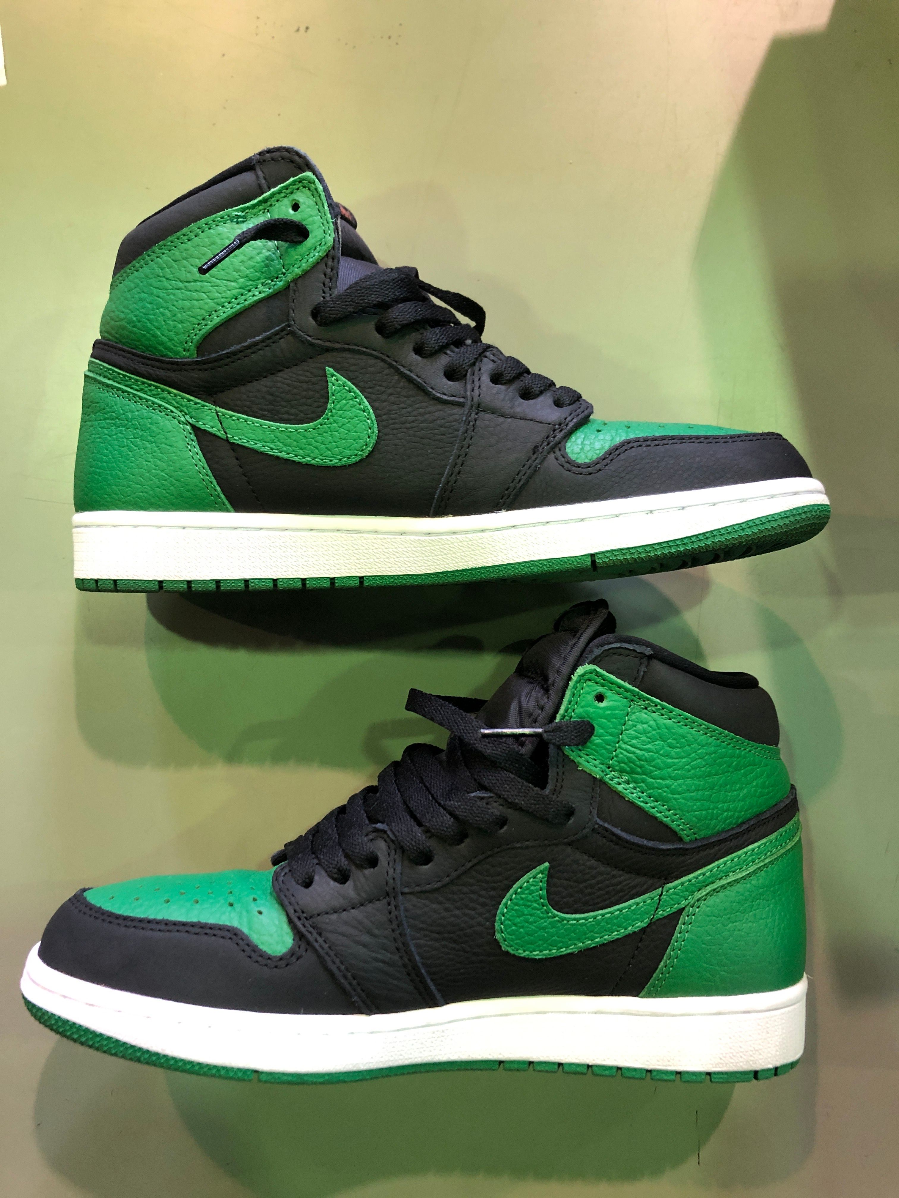 Nike Air Jordan 1 Retro High OG "Black/Pine Green" (2020)      