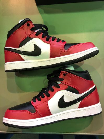 Nike Air Jordan 1 Mid "Chicago Black Toe"