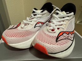 サッカニー エンドルフィン プロ3 "ホワイト/ブラック/ビジレッド"