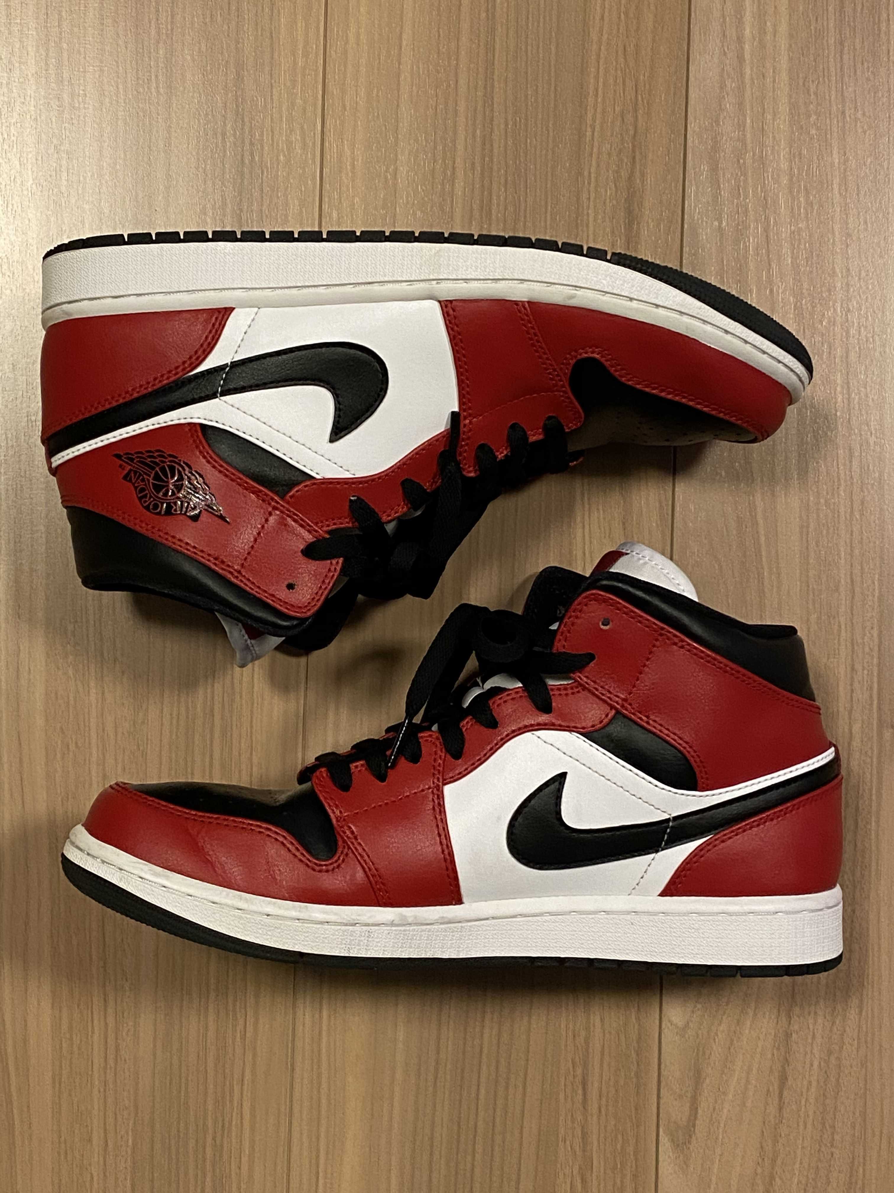 Nike Air Jordan 1 Mid "Chicago Black Toe"