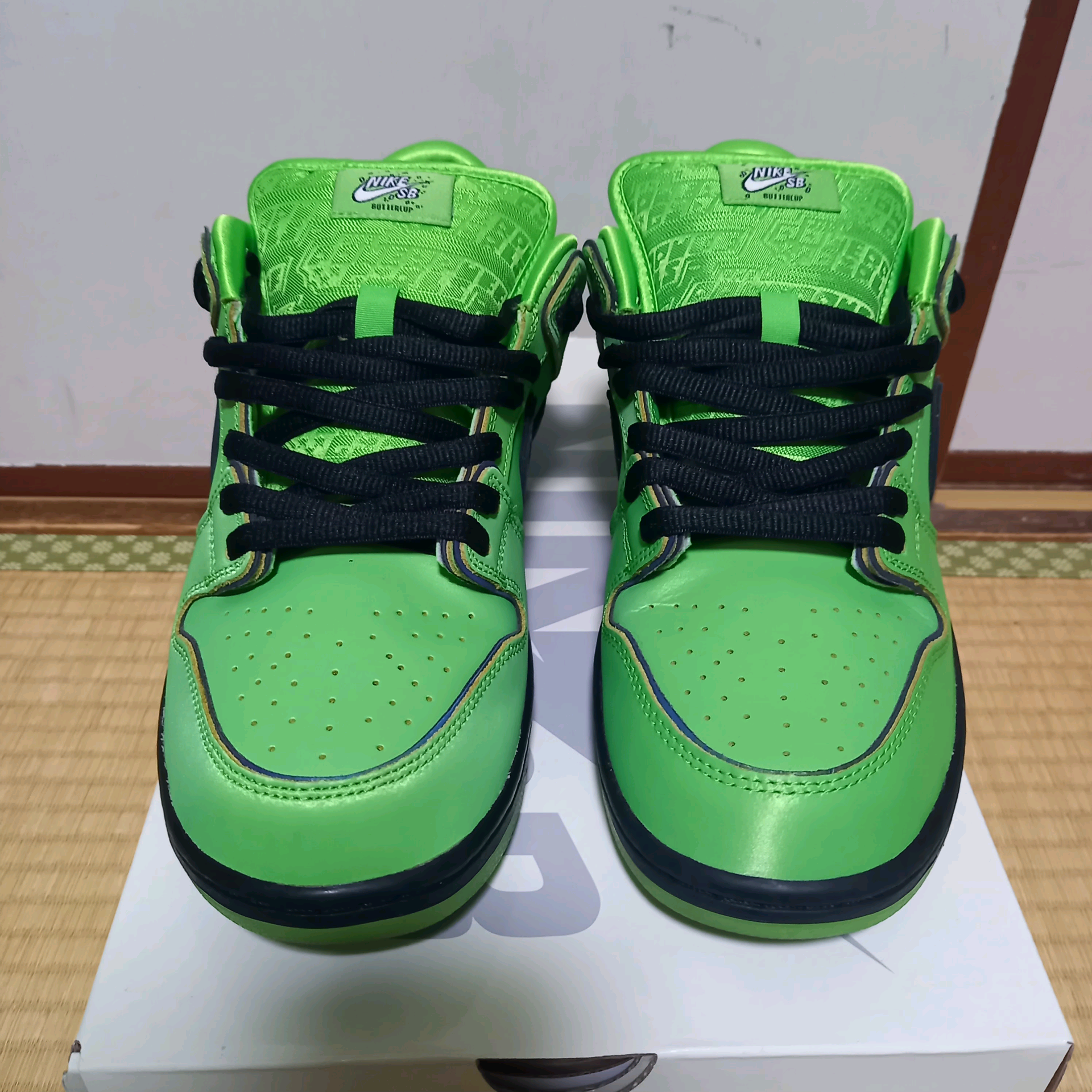 パワーパフガールズ × ナイキ SB ダンク ロー プロ QS "バターカップ"