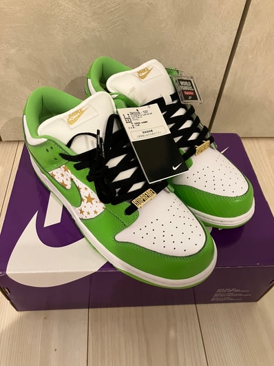 Supreme × Nike SB Dunk Low OG QS Gold Stars "White/Mean Green"