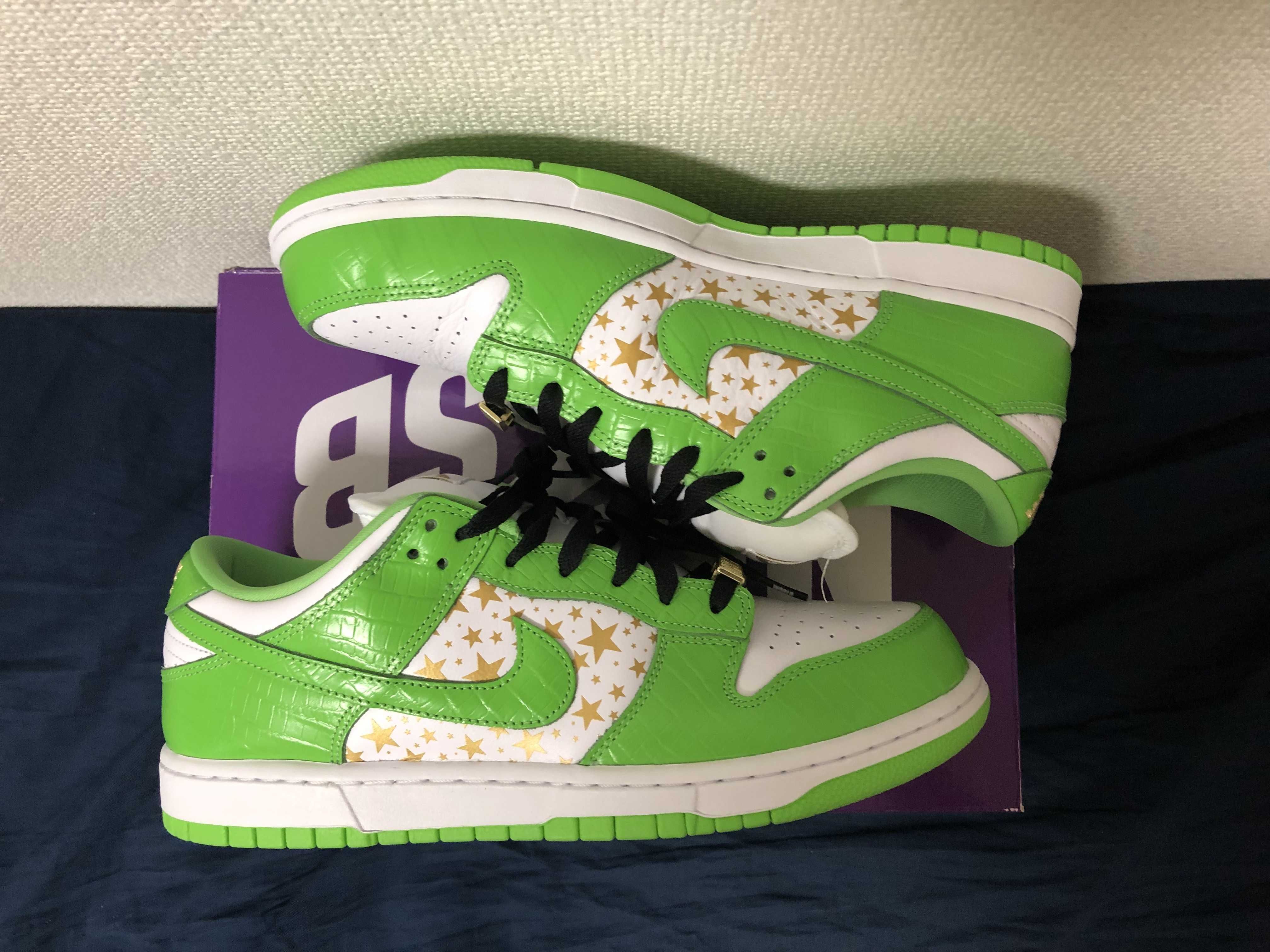 Supreme × Nike SB Dunk Low OG QS Gold Stars "White/Mean Green"