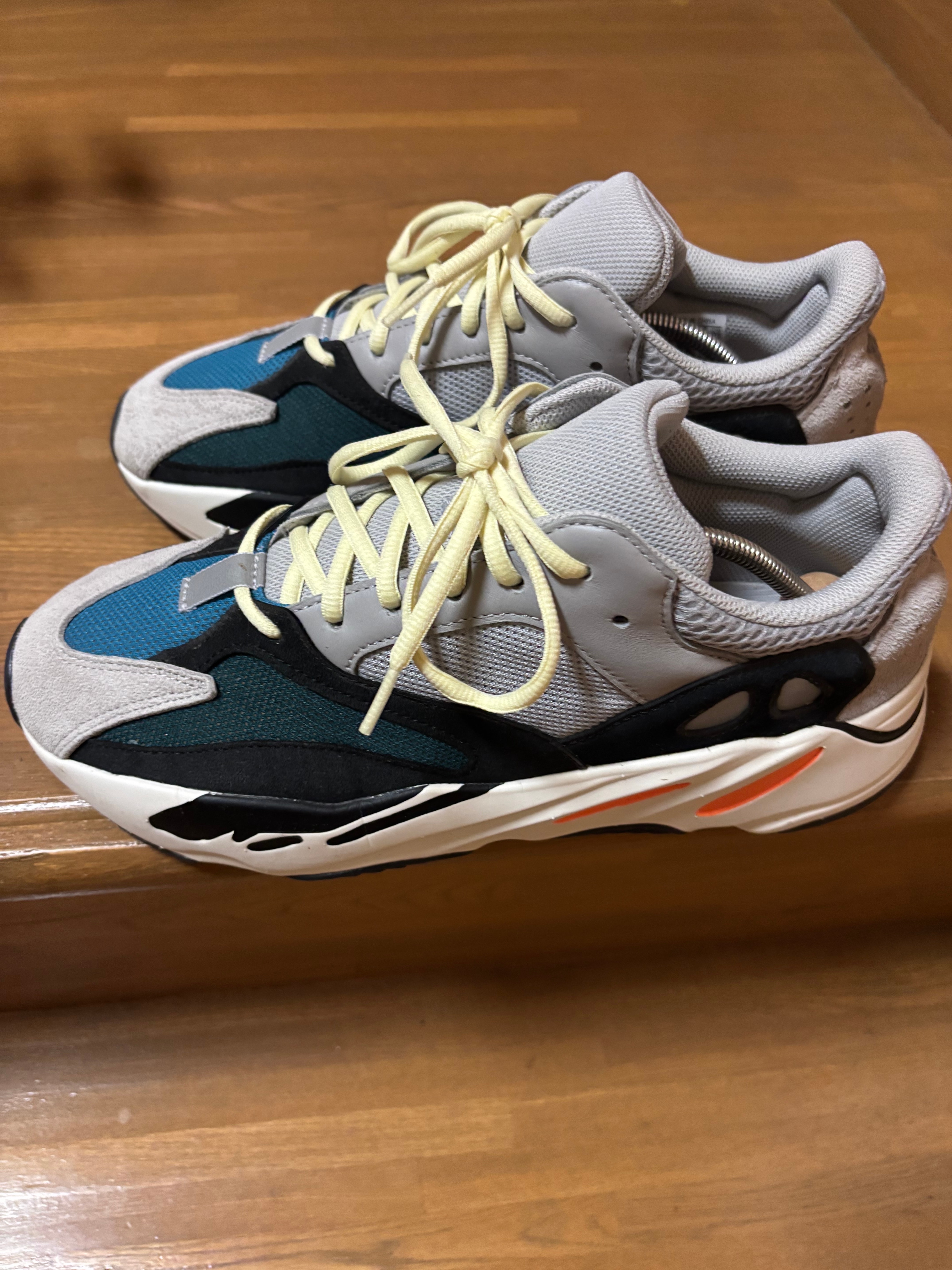 アディダス イージーブースト700 "ウェーブランナー"