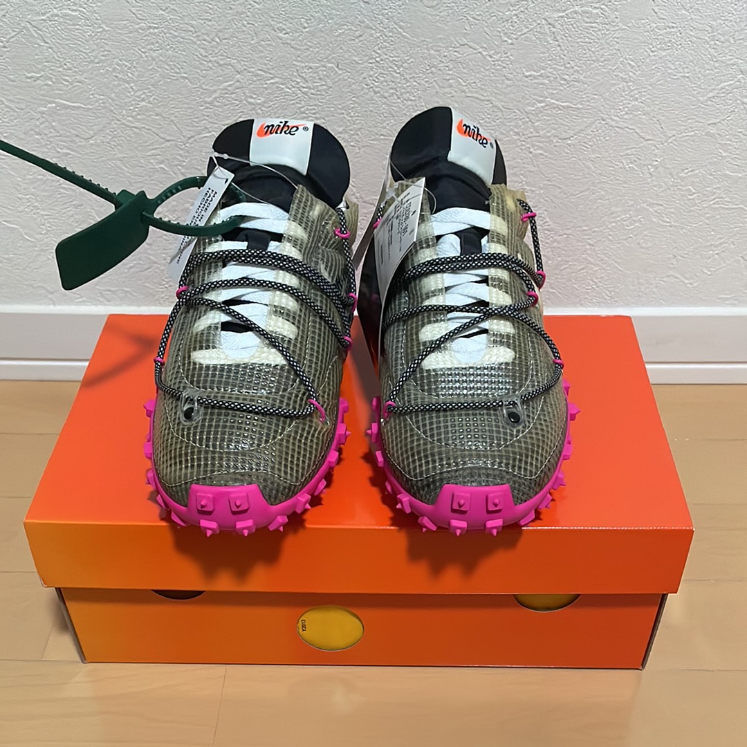 オフホワイト × ナイキ ウィメンズ ワッフル レーサー "ビビッドブラック"