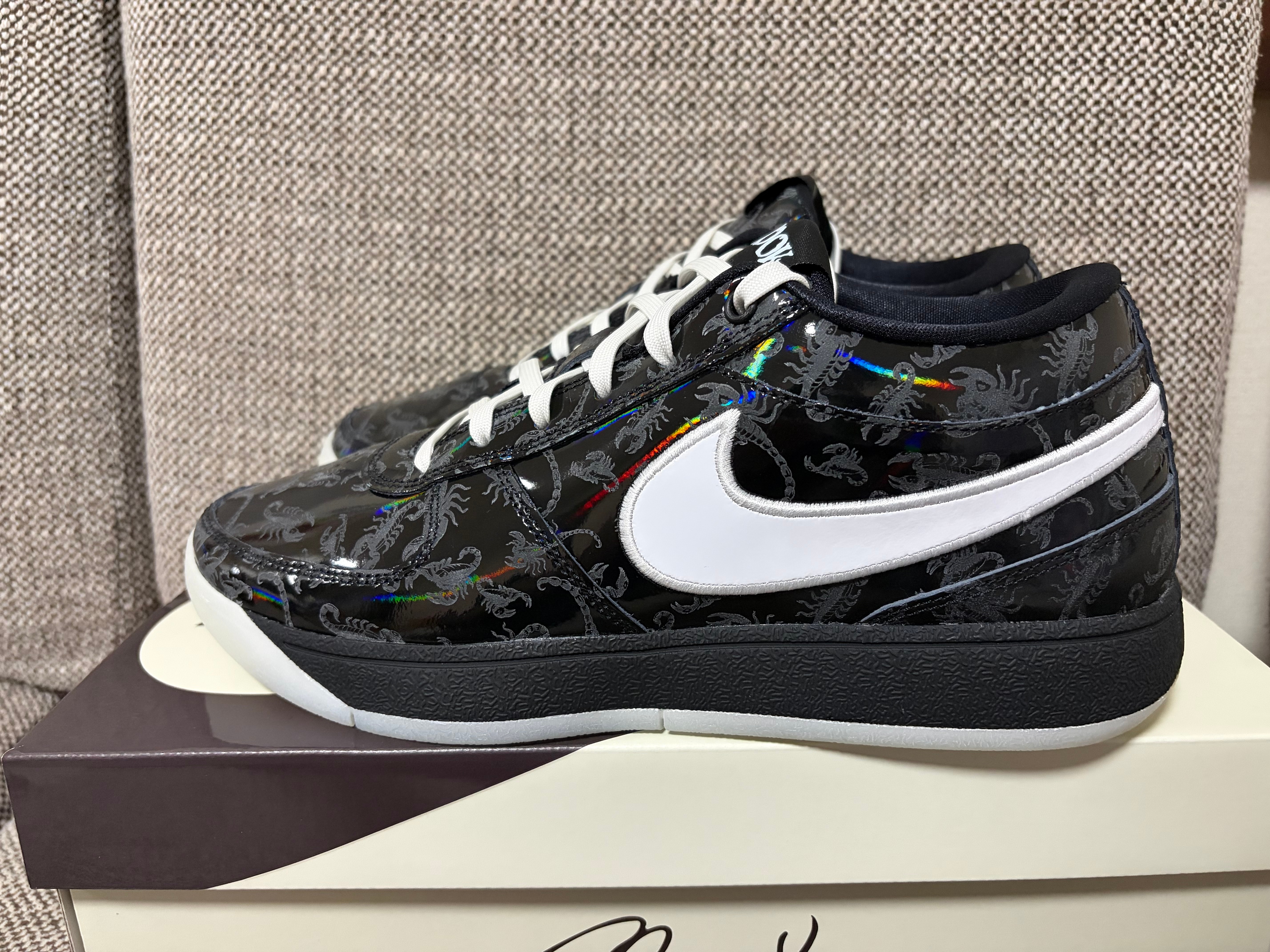 ナイキ ブック1 "スコーピオン" (IM7615-001/IM7616-001)