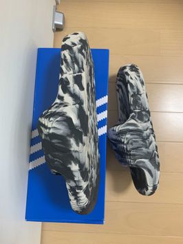 アディダス アディレッタ 22 スライド "カーボン/アルミニウム"