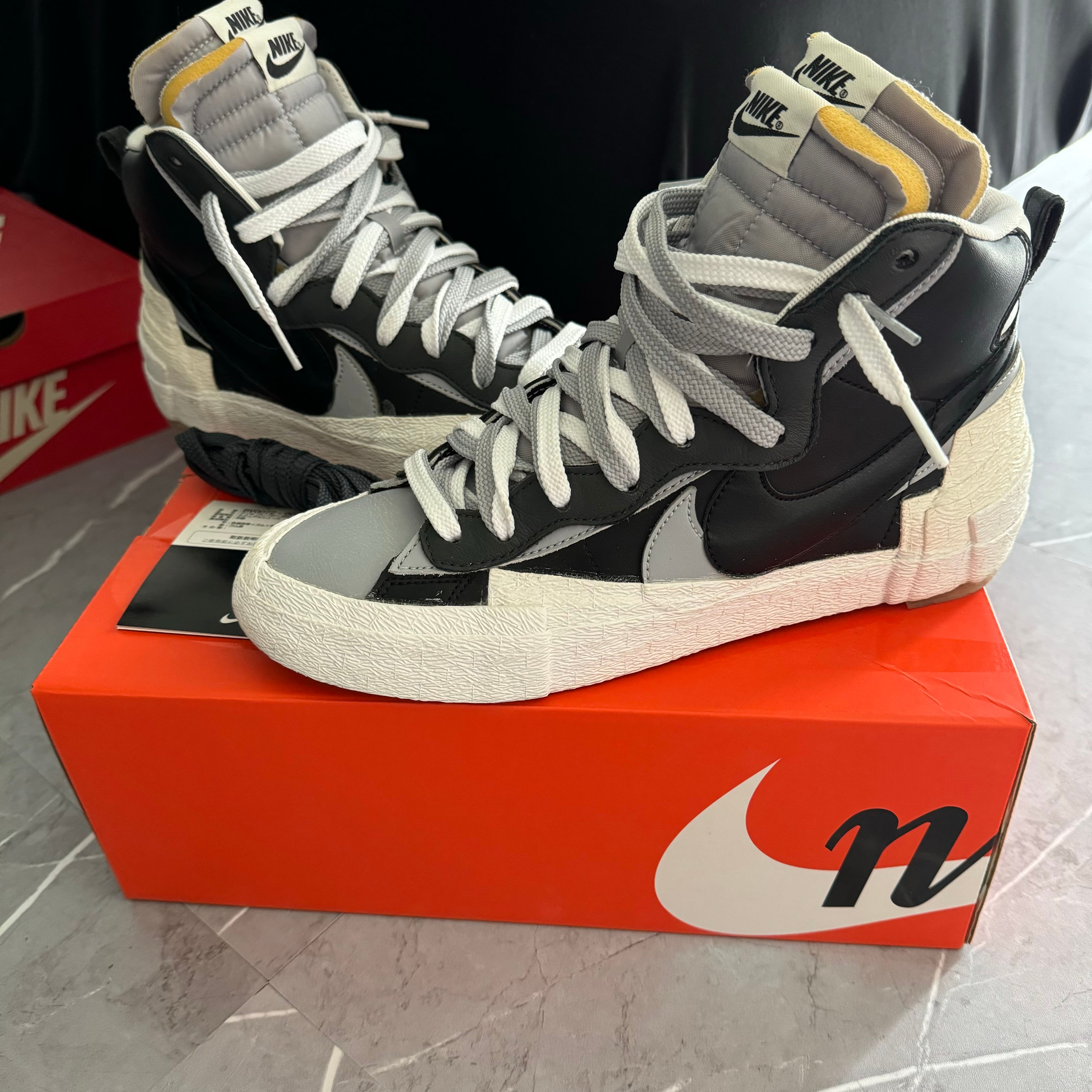 sacai × NIKE BLAZER MID "BLACK/WOLF GREY/WHITE"