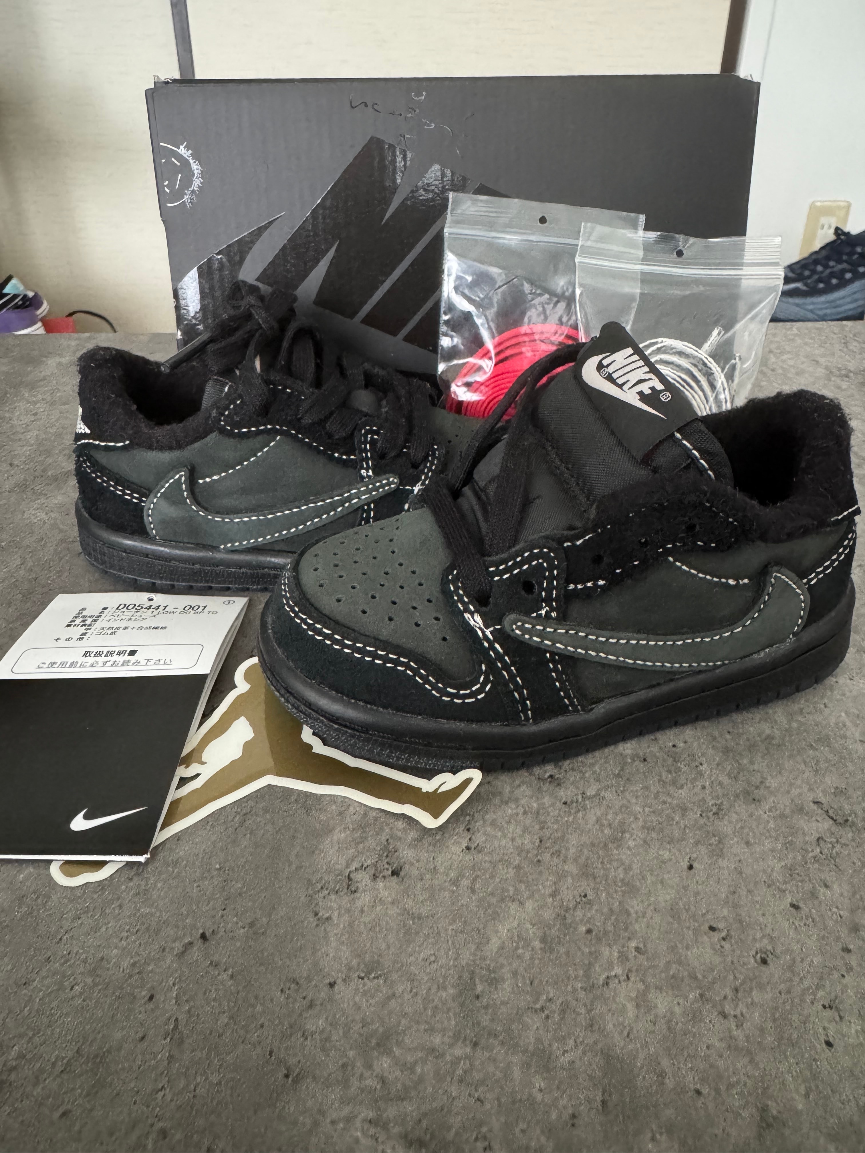 トラヴィススコット × ナイキ TD エアジョーダン1 ロー OG "ブラックファントム"(キッズ)