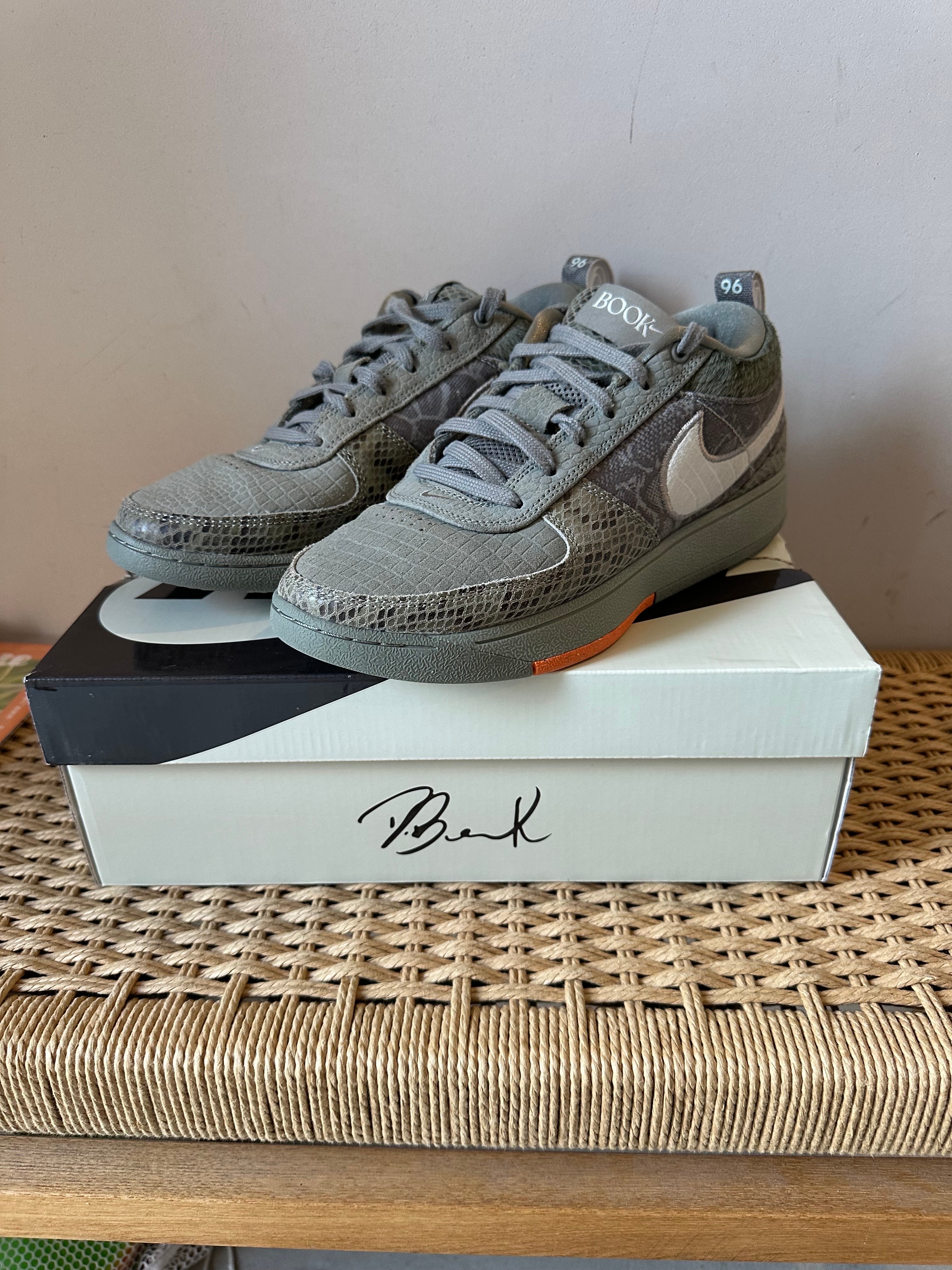 ナイキ ブック1 PRM "ハイク" (HF6235-002/HF6236-002)