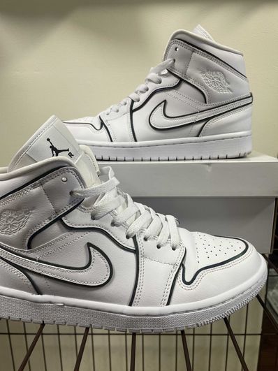 NIKE Women's AIR JORDAN 1 MID "WHITE/BLACK"