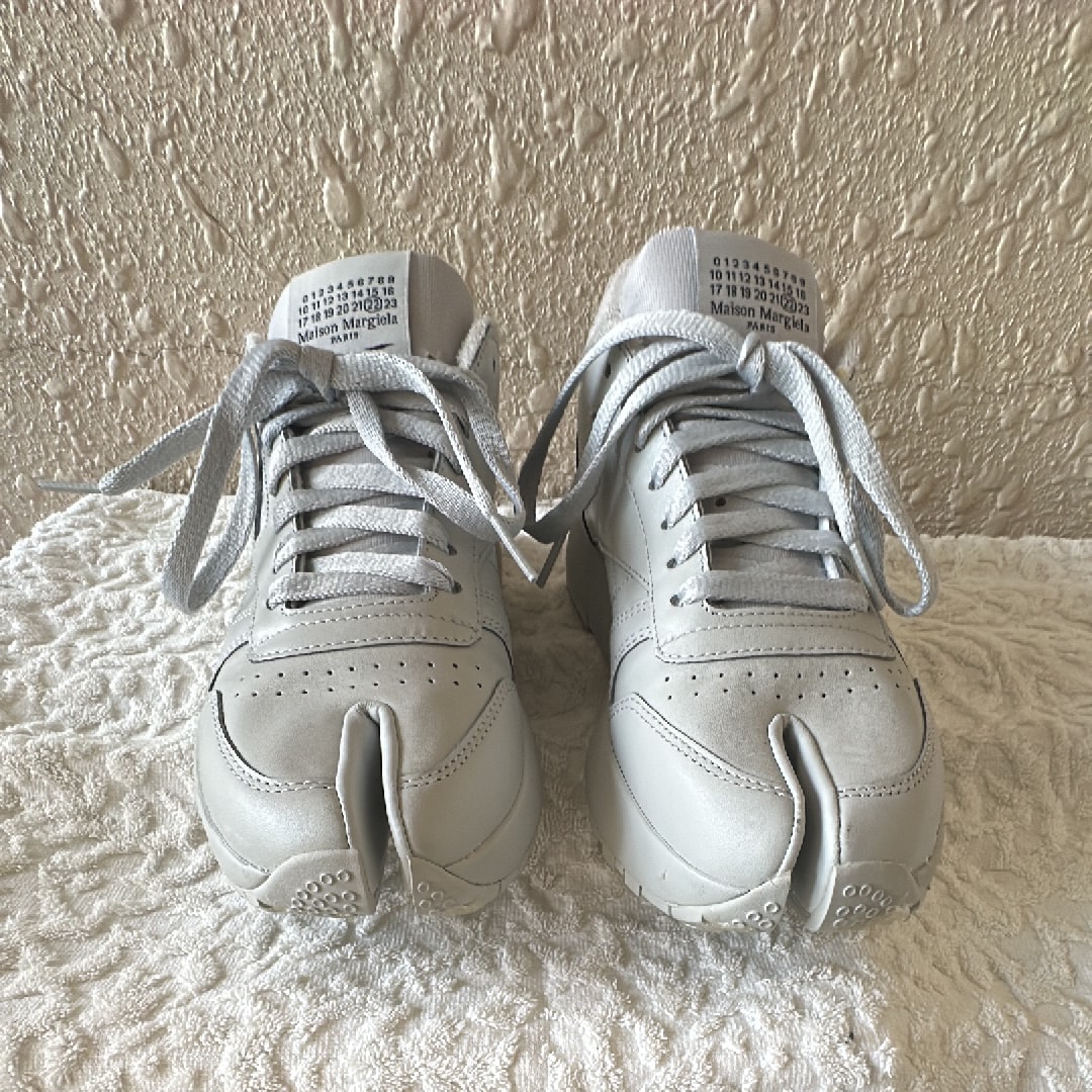 メゾンマルジェラ × リーボック クラシックレザー タビ プロジェクト 0 CL "グレー"