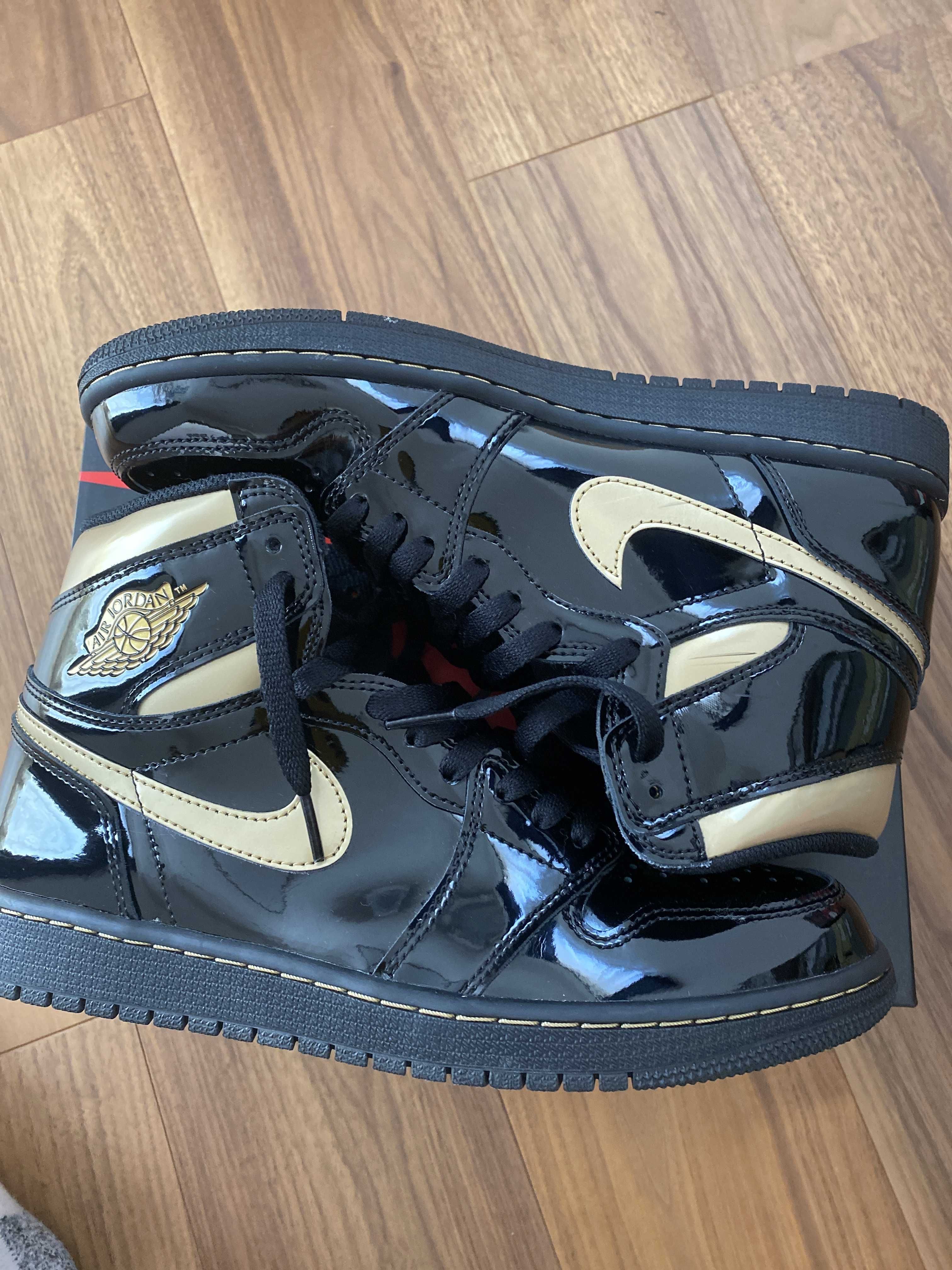 Nike Air Jordan 1 High OG "Black-Metalic Gold"