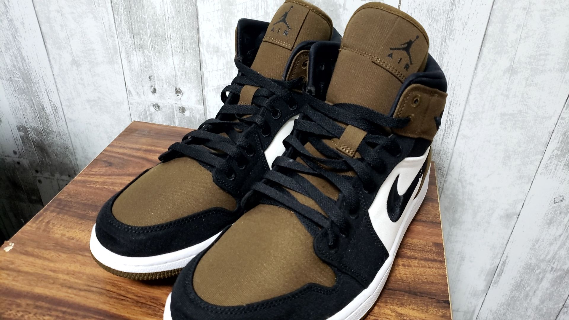 Nike Women's Air Jordan 1 Mid SE "Olive Toe"