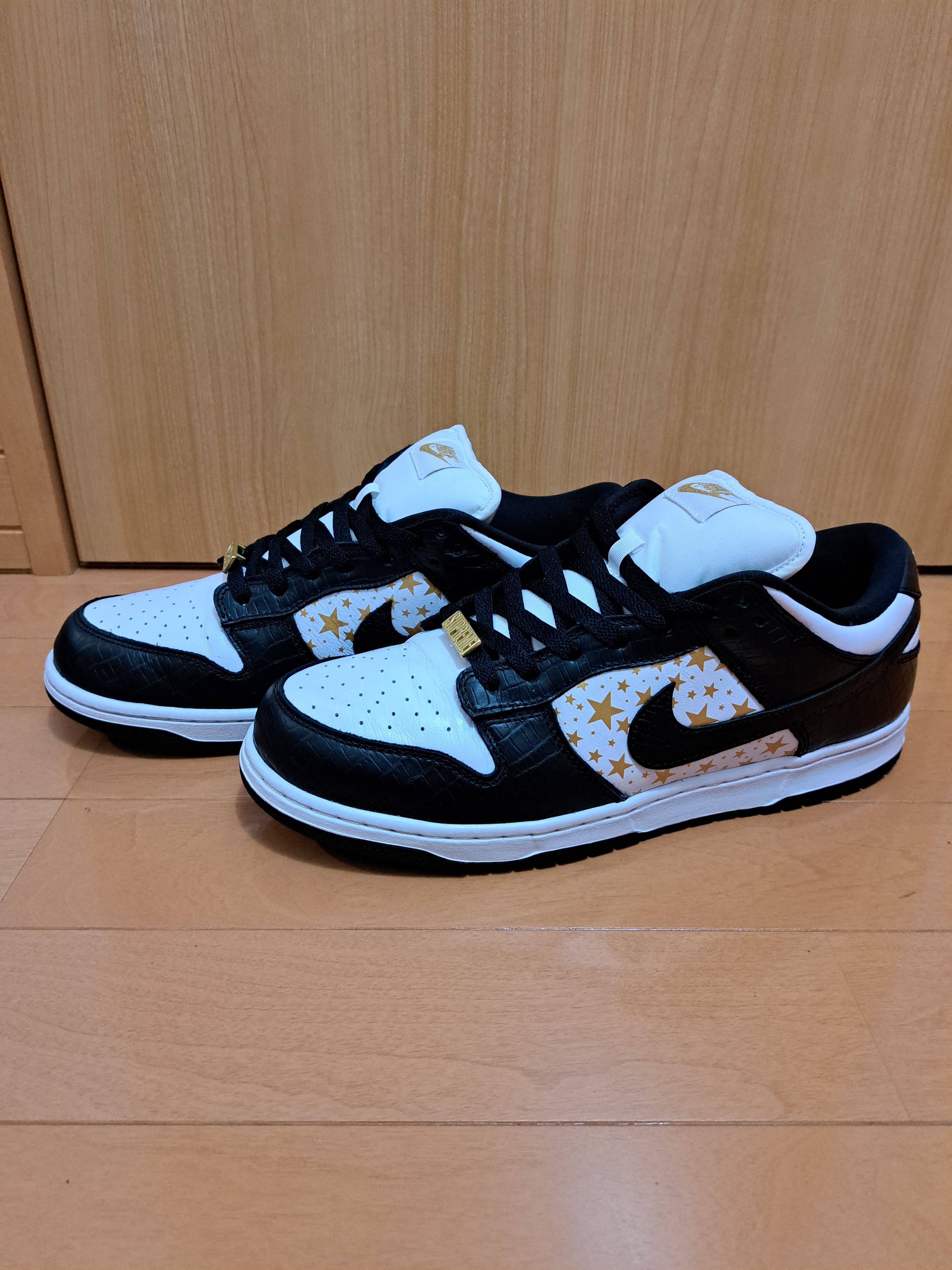 Supreme × Nike SB Dunk Low OG QS Gold Stars "White/Black"