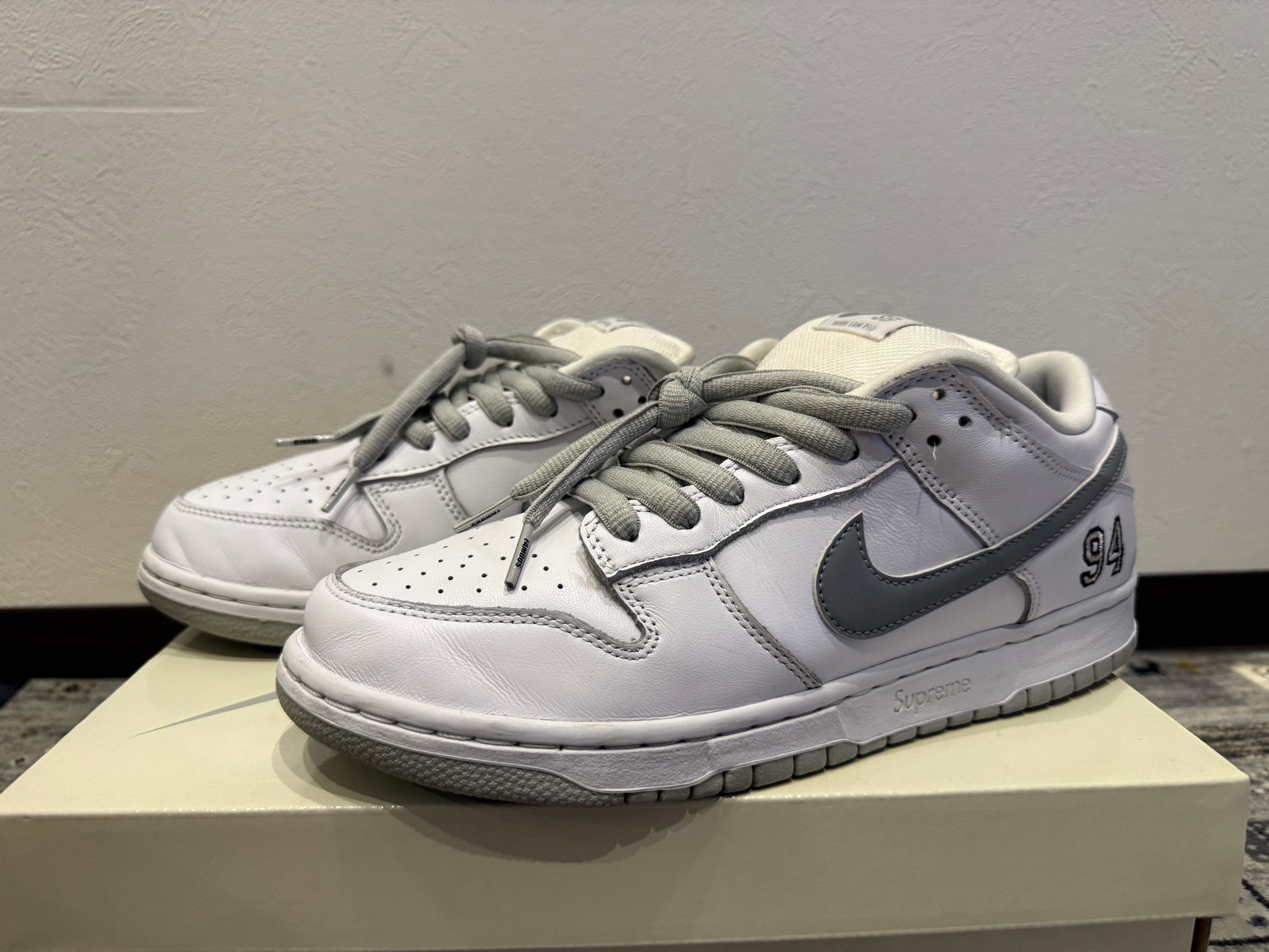 Supreme × Nike SB Dunk Low "White/Metallic Silver" (25FW Week2)